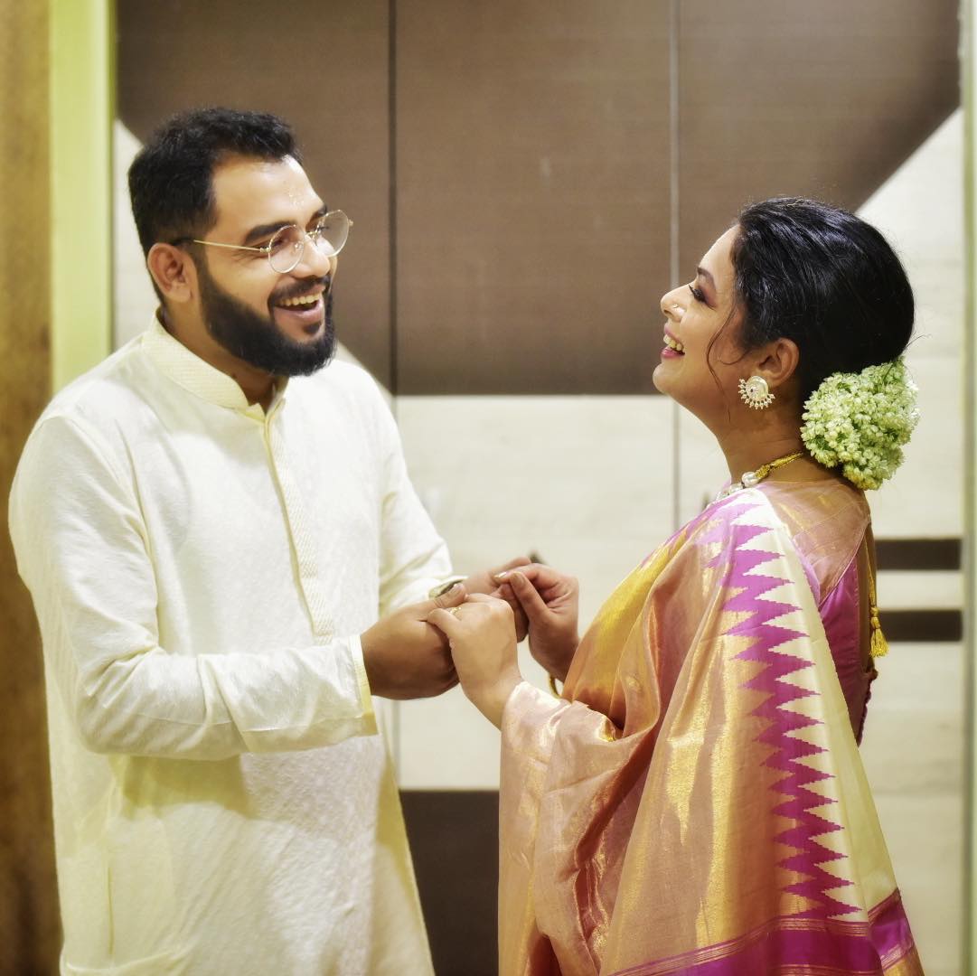 • পাত্র টলিউডের নামী সুরকার নীলাঞ্জন ঘোষ। জাতীয় পুরস্কারপ্রাপ্ত গায়িকার সঙ্গে মানাবে ভাল । ছবি-ফেসবুক। • পাত্র টলিউডের নামী সুরকার নীলাঞ্জন ঘোষ। জাতীয় পুরস্কারপ্রাপ্ত গায়িকার সঙ্গে মানাবে ভাল । ছবি-ফেসবুক।