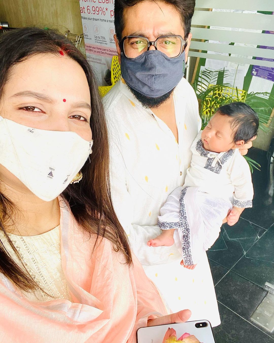 *দিন কয়েক ধরেই সোশ্যাল মিডিয়ায় বেশ অ্যাক্টিভ রাজশ্রী। দু'জনে একাধিক ছবি শেয়ার করছেন প্রায় রোজই। তাতে যেমন একাধিক দিন বন্ধুদের সঙ্গে পার্টি করার ছবি দেখা যাচ্ছে, তেমনই গাড়িতে করে তাঁরা কোথাও যাচ্ছেন, তাও দেখা গিয়েছে। ছবি: ইনস্টাগ্রাম। *দিন কয়েক ধরেই সোশ্যাল মিডিয়ায় বেশ অ্যাক্টিভ রাজশ্রী। দু'জনে একাধিক ছবি শেয়ার করছেন প্রায় রোজই। তাতে যেমন একাধিক দিন বন্ধুদের সঙ্গে পার্টি করার ছবি দেখা যাচ্ছে, তেমনই গাড়িতে করে তাঁরা কোথাও যাচ্ছেন, তাও দেখা গিয়েছে। ছবি: ইনস্টাগ্রাম।