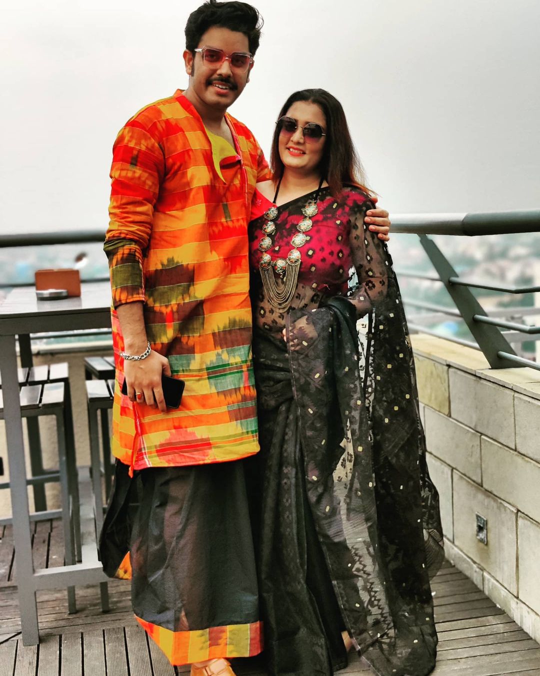 *'করুণাময়ী রানী রাসমনি' ধারাবাহিকের সারদাময়ীর মায়ের চরিত্রে অভিনয় করছে ত্বরিতা। ফলে ব্যস্ততা থাকেই শুটিংয়ের। তার মধ্যে মহামারী পরিস্থিতি এখনও পুরোপুরি কাটেনি। ফলে বিয়ের শপিং চলছে তার মধ্যেই সময় বের করে। ছবি: ইনস্টাগ্রাম। *'করুণাময়ী রানী রাসমনি' ধারাবাহিকের সারদাময়ীর মায়ের চরিত্রে অভিনয় করছে ত্বরিতা। ফলে ব্যস্ততা থাকেই শুটিংয়ের। তার মধ্যে মহামারী পরিস্থিতি এখনও পুরোপুরি কাটেনি। ফলে বিয়ের শপিং চলছে তার মধ্যেই সময় বের করে। ছবি: ইনস্টাগ্রাম।
