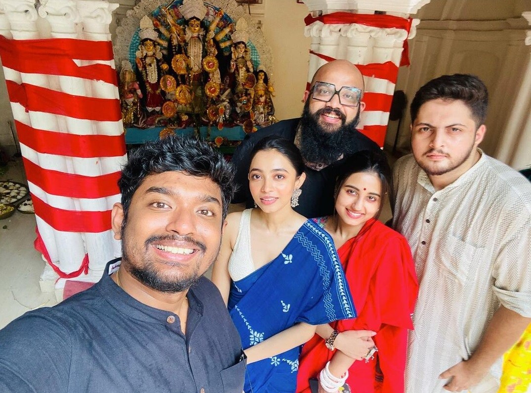 • কখনও কফি ডেট, কখনও শোভনের গাওয়া গানে সোশ্যাল মিডিয়া সাজানো....এ সবই টুকটাক চলছে এখন । পুজোর সময় একসঙ্গে বনেদিবাড়ির পুজো দেখতেও গিয়েছিলেন স্বস্তিকা-শোভন । ছবি-ইনস্টাগ্রাম । • কখনও কফি ডেট, কখনও শোভনের গাওয়া গানে সোশ্যাল মিডিয়া সাজানো....এ সবই টুকটাক চলছে এখন । পুজোর সময় একসঙ্গে বনেদিবাড়ির পুজো দেখতেও গিয়েছিলেন স্বস্তিকা-শোভন । ছবি-ইনস্টাগ্রাম ।