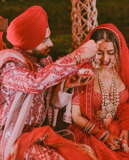 *সেই ছবিতেই রোহনপ্রীতের কমেন্ট, ‘অব তো কুছ জাদা হি খয়াল রখনা পড়েগা’ । সুতরাং এই ছবি থেকেই স্পষ্ট বোঝা যাচ্ছে শীঘ্রই মা হতে চলেছেন নেহা।তবে তার পরেই জে ছবি প্রকাশ্যে এসেছে তা নিয়ে চলছে হইচই। ছবি: ইনস্টাগ্রাম।