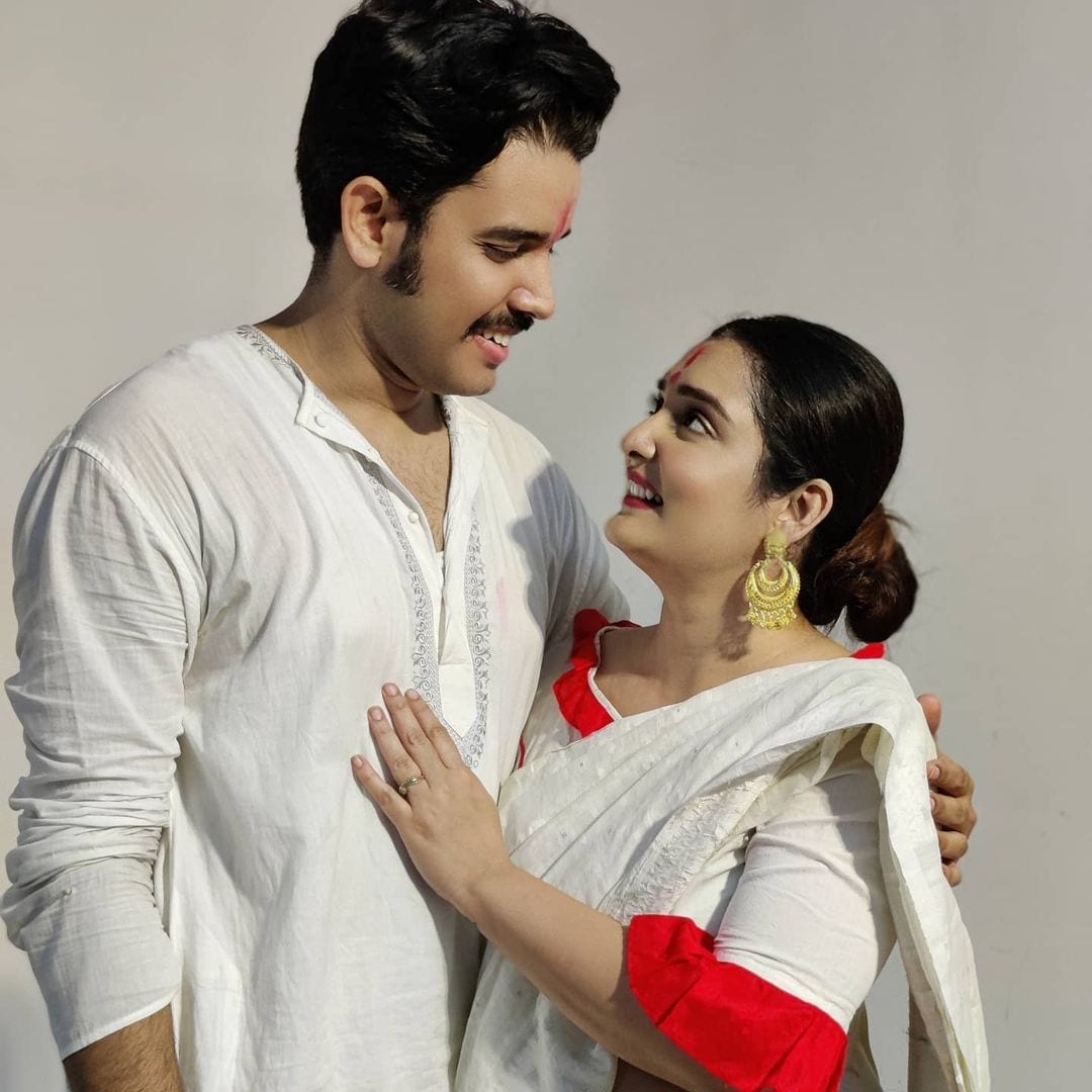*১৫ জানুয়ারি আলিপুরের ওপেন থিয়েটার উত্তীর্ণতে বসছে বিয়ের আসর। ১৭ জানুয়ারি গ্র্যান্ড রিসেপশন। সেটাও হবে উত্তীর্ণতেই। উপস্থিত থাকবেন টলিউডের একঝাঁক তারকা। ১৩ জানুয়ারি সঙ্গীতের অনুষ্ঠান। ছবি: ইনস্টাগ্রাম। *১৫ জানুয়ারি আলিপুরের ওপেন থিয়েটার উত্তীর্ণতে বসছে বিয়ের আসর। ১৭ জানুয়ারি গ্র্যান্ড রিসেপশন। সেটাও হবে উত্তীর্ণতেই। উপস্থিত থাকবেন টলিউডের একঝাঁক তারকা। ১৩ জানুয়ারি সঙ্গীতের অনুষ্ঠান। ছবি: ইনস্টাগ্রাম।