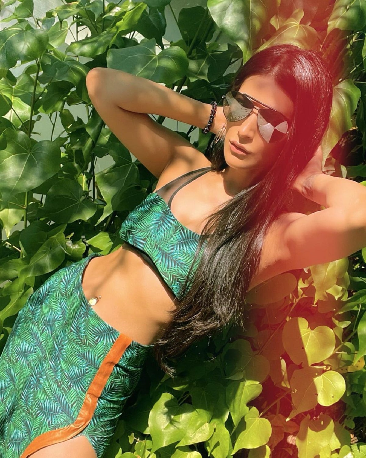 •এবার তিনি বিন্দাস মুডে মেলে ধরলেন তাঁর ছিপছিপে শরীর! চিকণ ত্বকে যেন জ্বলজ্বল করে উঠল সূর্যের আলো৷ •এবার তিনি বিন্দাস মুডে মেলে ধরলেন তাঁর ছিপছিপে শরীর! চিকণ ত্বকে যেন জ্বলজ্বল করে উঠল সূর্যের আলো৷