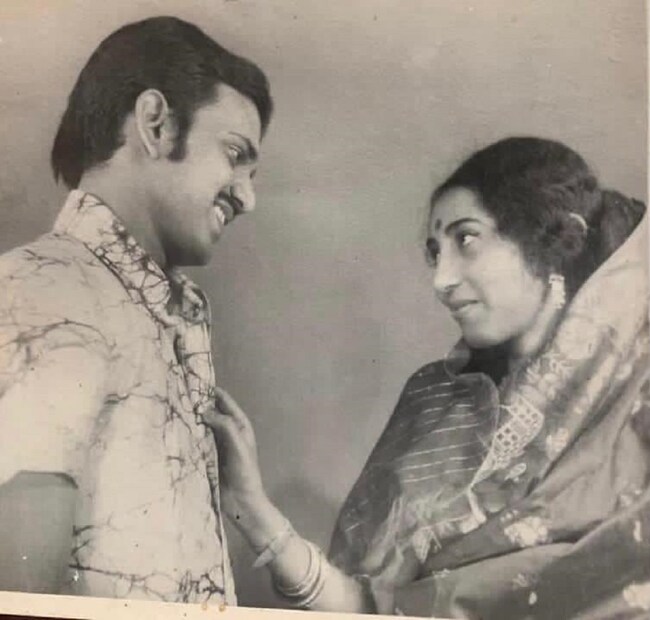 • বাবা ও মায়ের পুরনো সাদা-কালো ছবি পোস্ট করলেন ছেলে সায়নদেব চট্টোপাধ্যায়৷ লিখলেন...