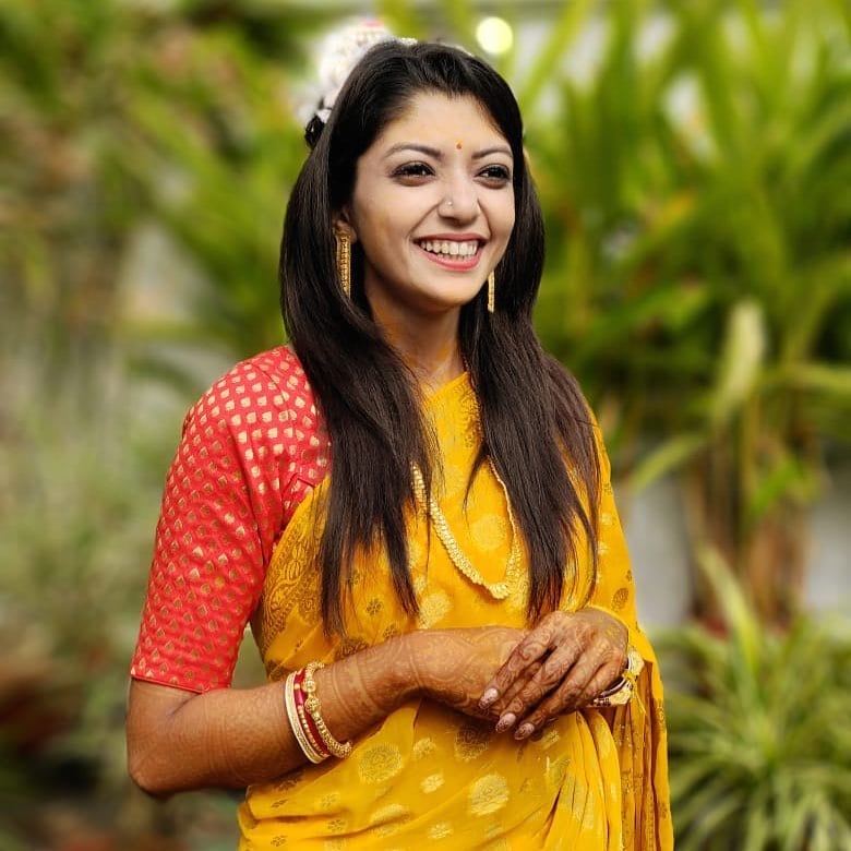 • গায়ে হলুদে টকটকে কাঁচা হলুদ শাড়ি আর লাল ব্লাউজ...খোলা চুলে শোলার মুকুট । হাতে শাখা-পলা আর হালকা সোনার গয়না । ভারী মিষ্টি লাগছিল তাঁকে দেখতে । এই ছবি নিজের ইনস্টাগ্রাম প্রোফাইলে শেয়ার করে দেবলীনা তাতে ক্যাপশন লিখেছেন ‘বালিকা বধূ’ । ছবি-ইনস্টাগ্রাম । • গায়ে হলুদে টকটকে কাঁচা হলুদ শাড়ি আর লাল ব্লাউজ...খোলা চুলে শোলার মুকুট । হাতে শাখা-পলা আর হালকা সোনার গয়না । ভারী মিষ্টি লাগছিল তাঁকে দেখতে । এই ছবি নিজের ইনস্টাগ্রাম প্রোফাইলে শেয়ার করে দেবলীনা তাতে ক্যাপশন লিখেছেন ‘বালিকা বধূ’ । ছবি-ইনস্টাগ্রাম ।