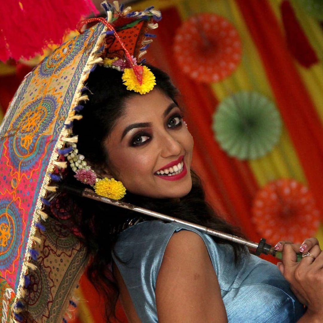 • মেহেন্দি, গায়ে হলুদ, নান্দিমুখ সবেতেই একেবারে ছিমছাম সাজে সেজেছিলেন দেবলীনা । মেহেন্দিতে পরেছিলেন সিলভার রঙা লেহেঙ্গা । সঙ্গে ফুলের সাজ । ছবি-ইনস্টাগ্রাম । • মেহেন্দি, গায়ে হলুদ, নান্দিমুখ সবেতেই একেবারে ছিমছাম সাজে সেজেছিলেন দেবলীনা । মেহেন্দিতে পরেছিলেন সিলভার রঙা লেহেঙ্গা । সঙ্গে ফুলের সাজ । ছবি-ইনস্টাগ্রাম ।