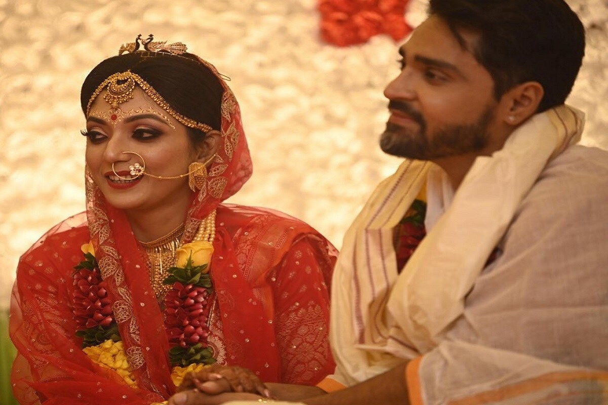 • অবাঙালি রীতি মেনে যেমন হয়েছে মেহেন্দি, তেমনই খাঁটি বাঙালি আচার মেনে আলতাও পরেছিলেন দেবলীনা । নান্দীমুখ, জল সইতে যাওয়া, গায়ে হলুদ, সবকিছুই অক্ষরে অক্ষরে পালন করেছেন তিনি । ছবি-ইনস্টাগ্রাম । • অবাঙালি রীতি মেনে যেমন হয়েছে মেহেন্দি, তেমনই খাঁটি বাঙালি আচার মেনে আলতাও পরেছিলেন দেবলীনা । নান্দীমুখ, জল সইতে যাওয়া, গায়ে হলুদ, সবকিছুই অক্ষরে অক্ষরে পালন করেছেন তিনি । ছবি-ইনস্টাগ্রাম ।