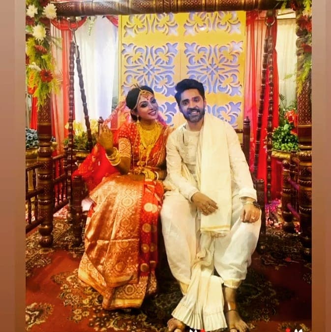 • তিন রকম মতেই বিয়ে করেছেন গৌরব-দেবলীনা। ৯ ডিসেম্বর বৈদিক মতে বিয়ে করেন তাঁরা। ১৩ ডিসেম্বর ইসলাম মতে ফের বিয়ে হয়। ‘সঙ্গীত’- হয়েছে নিকট আত্মীয়, বন্ধুদের নিয়ে। আর ১৫ ডিসেম্বর বিয়ে সারলেন খ্রীস্টান মতে। এ দিন সন্ধ্যায় ফাদার এসে আশীর্বাদ করে যান নবদম্পতিকে। ছবি: ইনস্টাগ্রাম। • তিন রকম মতেই বিয়ে করেছেন গৌরব-দেবলীনা। ৯ ডিসেম্বর বৈদিক মতে বিয়ে করেন তাঁরা। ১৩ ডিসেম্বর ইসলাম মতে ফের বিয়ে হয়। ‘সঙ্গীত’- হয়েছে নিকট আত্মীয়, বন্ধুদের নিয়ে। আর ১৫ ডিসেম্বর বিয়ে সারলেন খ্রীস্টান মতে। এ দিন সন্ধ্যায় ফাদার এসে আশীর্বাদ করে যান নবদম্পতিকে। ছবি: ইনস্টাগ্রাম।