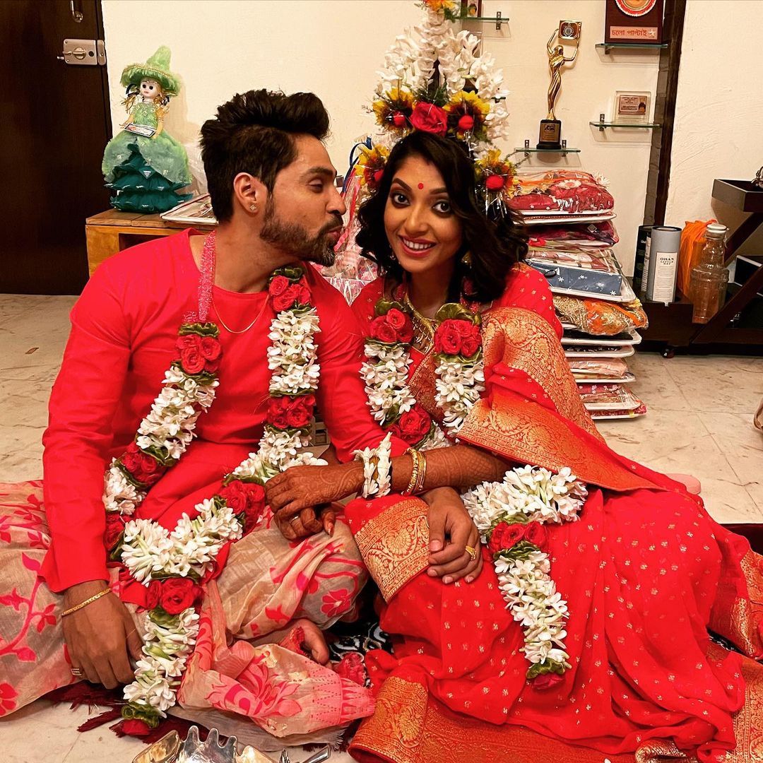 *তবে এটা গৌরবের প্রথম বিয়ে নয়। ২০১৩ সালে অভিনেত্রী অনিন্দিতার সঙ্গে প্রেমের পর বিয়ে হয়। তবে বিয়ের পর বাড়তে থাকে মনোমালিন্য। শেষ পরিণতি হয় ডিভোর্স। তবে অতীতকে আকড়ে ধরে তো বাঁচা যায় না। তাছাড়া এক সঙ্গে থেকে ঝামেলা করার থেকে আলাদা থাকাই শ্রেয়। তবে এবার গৌরব মন দিয়েছেন দেবলীনা কুমারকে। ভালবেসে বিয়েও সেরে নিলেন। ছবি: ইনস্টাগ্রাম। *তবে এটা গৌরবের প্রথম বিয়ে নয়। ২০১৩ সালে অভিনেত্রী অনিন্দিতার সঙ্গে প্রেমের পর বিয়ে হয়। তবে বিয়ের পর বাড়তে থাকে মনোমালিন্য। শেষ পরিণতি হয় ডিভোর্স। তবে অতীতকে আকড়ে ধরে তো বাঁচা যায় না। তাছাড়া এক সঙ্গে থেকে ঝামেলা করার থেকে আলাদা থাকাই শ্রেয়। তবে এবার গৌরব মন দিয়েছেন দেবলীনা কুমারকে। ভালবেসে বিয়েও সেরে নিলেন। ছবি: ইনস্টাগ্রাম।