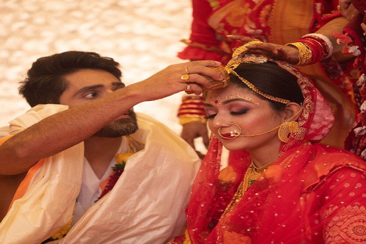 •বৈদিক মতে হল দেবলীনা-গৌরবের বিয়ে । বিয়েতে কন্যা সম্প্রদান হয়নি । তবে নিয়ম মেনে মালাবদল, সাত পাক ঘোরা, সিঁদুর দান সবই হয়েছে । বিয়ের পর দিন সকাল সকাল উত্তম কুমারের নাত-বৌ রওনা দিয়েছিলেন শ্বশুরবাড়ির উদ্দেশ্যে । •বৈদিক মতে হল দেবলীনা-গৌরবের বিয়ে । বিয়েতে কন্যা সম্প্রদান হয়নি । তবে নিয়ম মেনে মালাবদল, সাত পাক ঘোরা, সিঁদুর দান সবই হয়েছে । বিয়ের পর দিন সকাল সকাল উত্তম কুমারের নাত-বৌ রওনা দিয়েছিলেন শ্বশুরবাড়ির উদ্দেশ্যে ।