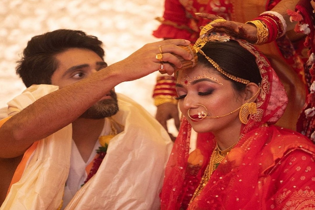 • গৌরব-দেবলিনার শুভ বিবাহ সম্পন্ন ৷ বহুদিনের সম্পর্ক পূর্ণতা পেল এতদিনে । টুকটুকে লাল বেনারসি আর ভারী সাবেকি সোনার গয়নায় দেবলীনা’কে অপরূপা দেখাচ্ছিল । আর দুধ সাদা ধুতি-পঞ্জাবিতে গৌরবও হ্যান্ডসাম বর । ছবি-সংগৃহীত । • গৌরব-দেবলিনার শুভ বিবাহ সম্পন্ন ৷ বহুদিনের সম্পর্ক পূর্ণতা পেল এতদিনে । টুকটুকে লাল বেনারসি আর ভারী সাবেকি সোনার গয়নায় দেবলীনা’কে অপরূপা দেখাচ্ছিল । আর দুধ সাদা ধুতি-পঞ্জাবিতে গৌরবও হ্যান্ডসাম বর । ছবি-সংগৃহীত ।