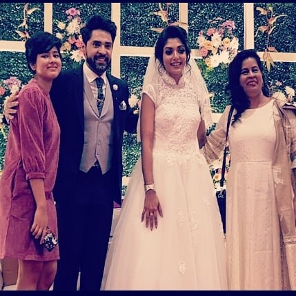 • রিসেপশনে দিতিপ্রিয়া পরেছিলেন শর্ট ড্রেস । তার সঙ্গে পায়ে মানানসই ব্যালেরিনা জুতো । তাঁর স্টাইলিশ হেয়ারকাটের সঙ্গে এই ড্রেসে মিষ্টি লাগছিল তাঁকে দেখতে । ছবি-ইনস্টাগ্রাম । • রিসেপশনে দিতিপ্রিয়া পরেছিলেন শর্ট ড্রেস । তার সঙ্গে পায়ে মানানসই ব্যালেরিনা জুতো । তাঁর স্টাইলিশ হেয়ারকাটের সঙ্গে এই ড্রেসে মিষ্টি লাগছিল তাঁকে দেখতে । ছবি-ইনস্টাগ্রাম ।