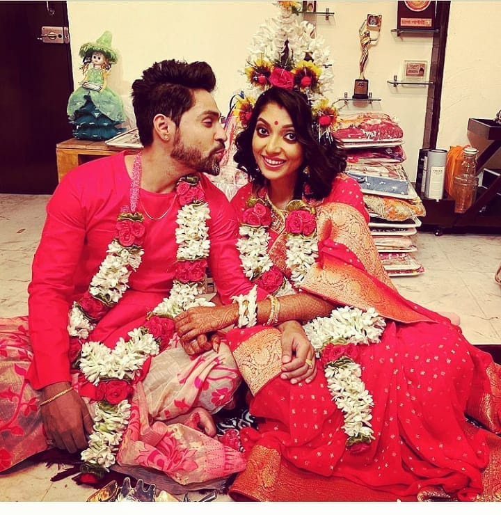 • তবে এটা গৌরবের প্রথম বিয়ে নয়। ২০১৩ সালে অভিনেত্রী অনিন্দিতার সঙ্গে প্রেমের পর বিয়ে হয়। তবে বিয়ের পর বাড়তে থাকে মনোমালিন্য। শেষ পরিণতি হয় ডিভোর্স। তবে অতীতকে আকড়ে ধরে তো বাঁচা যায় না। তাছাড়া এক সঙ্গে থেকে ঝামেলা করার থেকে আলাদা থাকাই শ্রেয়। তবে এবার গৌরব মন দিয়েছেন দেবলীনা কুমারকে। ভালবেসে বিয়েও সেরে নিলেন। ছবি: ইনস্টাগ্রাম। • তবে এটা গৌরবের প্রথম বিয়ে নয়। ২০১৩ সালে অভিনেত্রী অনিন্দিতার সঙ্গে প্রেমের পর বিয়ে হয়। তবে বিয়ের পর বাড়তে থাকে মনোমালিন্য। শেষ পরিণতি হয় ডিভোর্স। তবে অতীতকে আকড়ে ধরে তো বাঁচা যায় না। তাছাড়া এক সঙ্গে থেকে ঝামেলা করার থেকে আলাদা থাকাই শ্রেয়। তবে এবার গৌরব মন দিয়েছেন দেবলীনা কুমারকে। ভালবেসে বিয়েও সেরে নিলেন। ছবি: ইনস্টাগ্রাম।