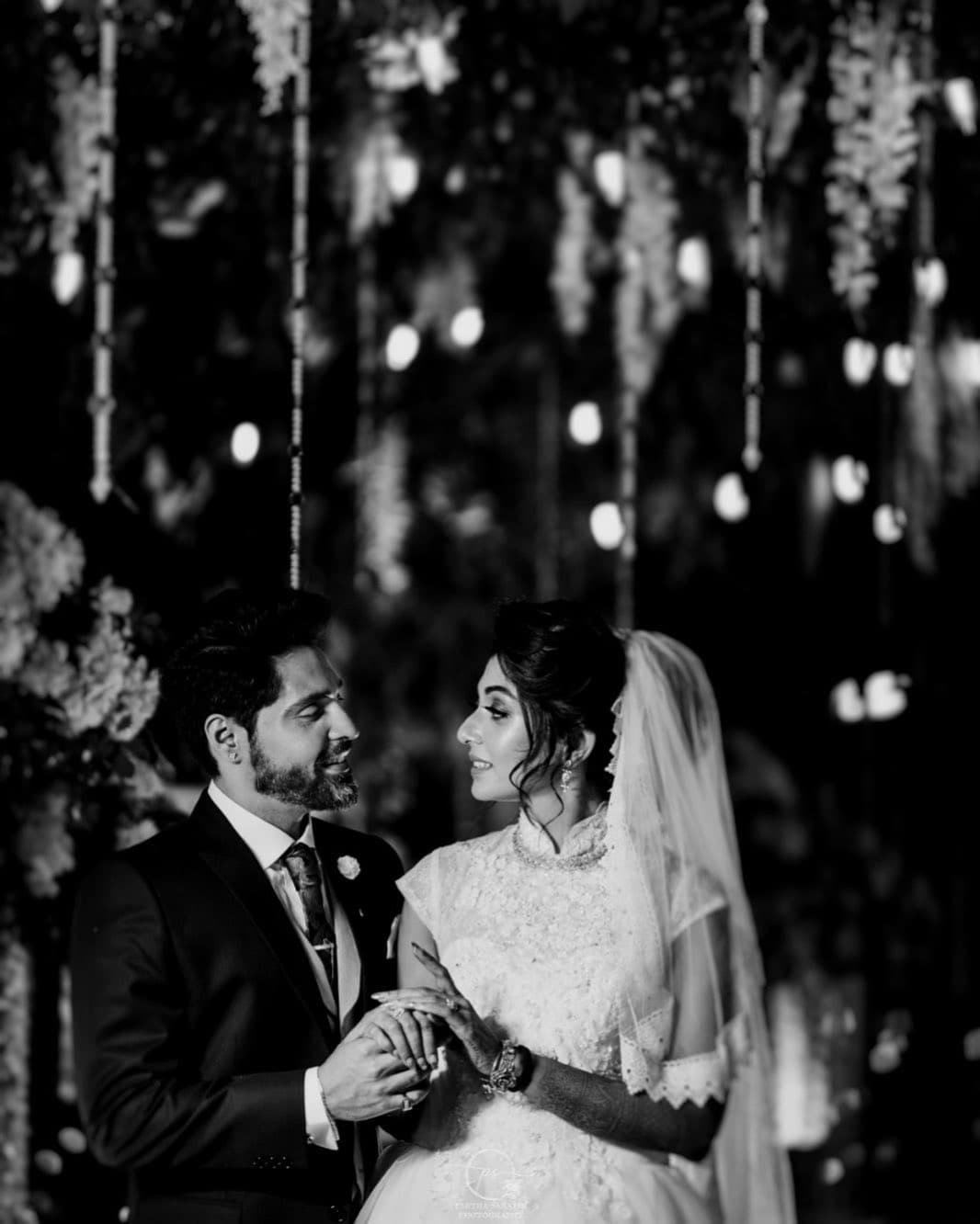 • দেবলীনা-গৌরবের গ্র্যান্ড রিসেপশন ঘিরে বসেছিল তারকাদের হাট । খ্রিস্টান বিয়ের ধাঁচে সাদা গাউনে সেজেছিলেন দেবলীনা ।ষ গৌরব পরেছিলেন কালো স্যুট । সেখানেই কেক কেটে, আংটি বদল করে, চুমু খেয়ে বিয়ে উদযাপন করলেন দু’জনে । ছবি-ইনস্টাগ্রাম । • দেবলীনা-গৌরবের গ্র্যান্ড রিসেপশন ঘিরে বসেছিল তারকাদের হাট । খ্রিস্টান বিয়ের ধাঁচে সাদা গাউনে সেজেছিলেন দেবলীনা ।ষ গৌরব পরেছিলেন কালো স্যুট । সেখানেই কেক কেটে, আংটি বদল করে, চুমু খেয়ে বিয়ে উদযাপন করলেন দু’জনে । ছবি-ইনস্টাগ্রাম ।