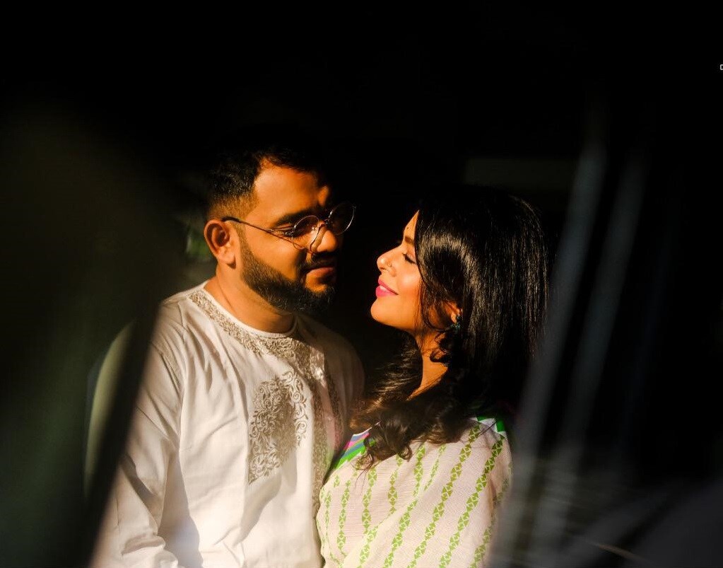 • জানা গিয়েছে কাজের সূত্রেই যুগলের পরিচয় । সেখান থেকেই বন্ধুত্ব, তারপর প্রেম । সম্পর্ক শুরুর কয়েক মাসের মধ্যেই বিয়ের সিদ্ধান্ত নিয়ে ফেলেন ইমন-নীলাঞ্জন । অবশেষে সেই স্বপ্ন পূরণ হতে চলেছে । ছবি-ফেসবুক। • জানা গিয়েছে কাজের সূত্রেই যুগলের পরিচয় । সেখান থেকেই বন্ধুত্ব, তারপর প্রেম । সম্পর্ক শুরুর কয়েক মাসের মধ্যেই বিয়ের সিদ্ধান্ত নিয়ে ফেলেন ইমন-নীলাঞ্জন । অবশেষে সেই স্বপ্ন পূরণ হতে চলেছে । ছবি-ফেসবুক।