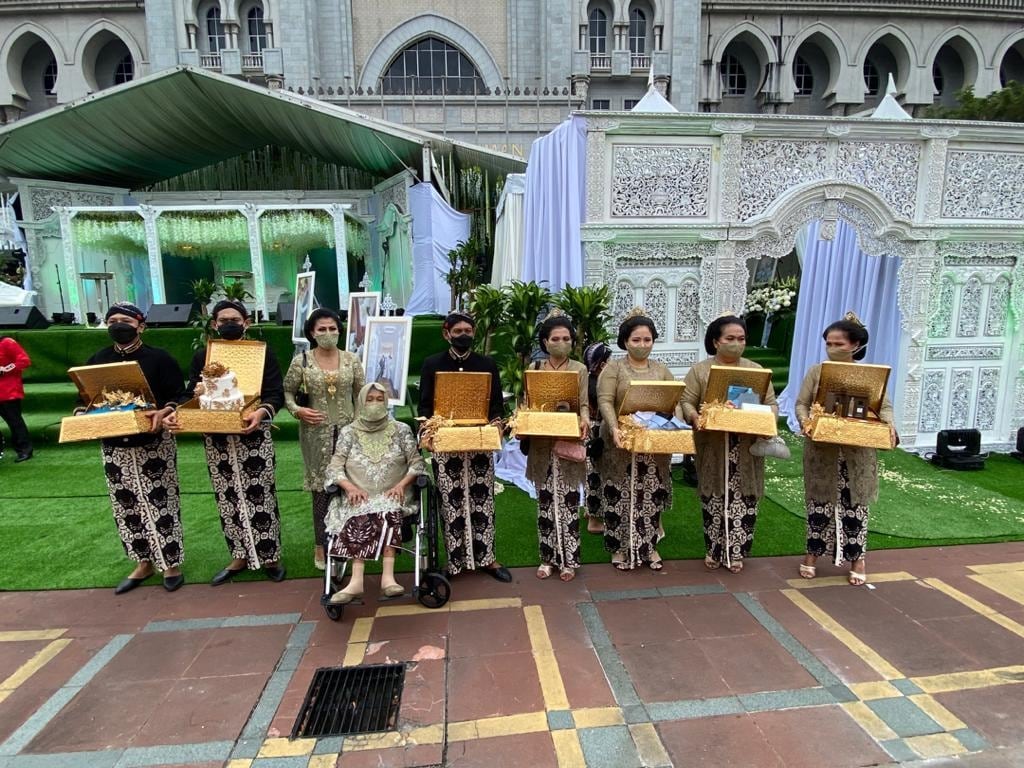 • কিন্তু তা বলে করোনার স্বাস্থ্যবিধি এতটুকু লঙ্ঘন করা হয়নি । দূর্দান্ত এক উপায় বের করা হয়েছিল । আর সেই মতোই বিয়ে হল কোভিড বিধি মেনেই । ঘটনাটি ঘটেছে মালয়েশিয়ার রাজধানী কুয়ালালামপুরের এক বিয়েবাড়িতে । ছবি-ফেসবুক। • কিন্তু তা বলে করোনার স্বাস্থ্যবিধি এতটুকু লঙ্ঘন করা হয়নি । দূর্দান্ত এক উপায় বের করা হয়েছিল । আর সেই মতোই বিয়ে হল কোভিড বিধি মেনেই । ঘটনাটি ঘটেছে মালয়েশিয়ার রাজধানী কুয়ালালামপুরের এক বিয়েবাড়িতে । ছবি-ফেসবুক।