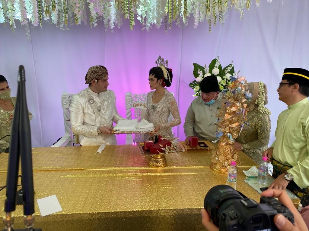 • পাত্রের নাম তেঙ্গকু মহম্মদ হাফিজ । তিনি মেলয়েশিয়ার প্রভাবশালী এক রাজনৈতিক নেতার ছেলে । পাত্রী ওসান অ্যালাজিয়ার সঙ্গে বিবাহ বন্ধনে আবদ্ধ হলেন হাফিজ । পুরো বিয়েবাড়িটাই ছিল চার চাকার উপরে । শুধুমাত্র পাত্র-পাত্রী ছাড়া । ছবি-ফেসবুক। • পাত্রের নাম তেঙ্গকু মহম্মদ হাফিজ । তিনি মেলয়েশিয়ার প্রভাবশালী এক রাজনৈতিক নেতার ছেলে । পাত্রী ওসান অ্যালাজিয়ার সঙ্গে বিবাহ বন্ধনে আবদ্ধ হলেন হাফিজ । পুরো বিয়েবাড়িটাই ছিল চার চাকার উপরে । শুধুমাত্র পাত্র-পাত্রী ছাড়া । ছবি-ফেসবুক।