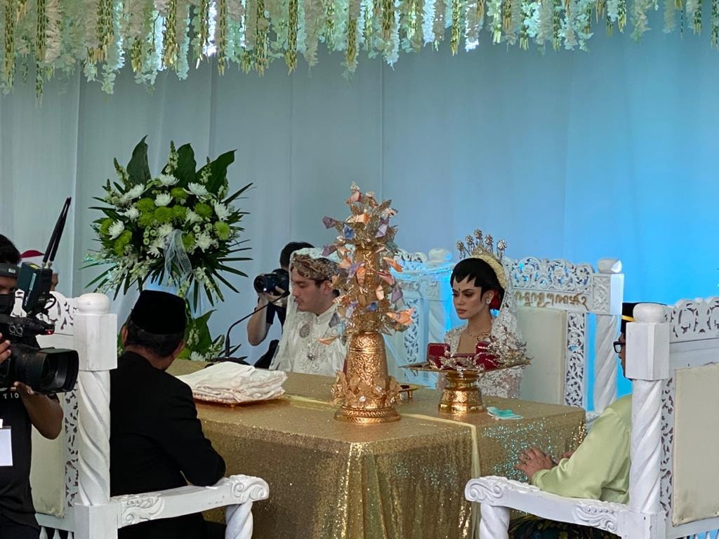 • কুয়ালালামপুরের দক্ষিণে পুত্রজায়ায় বসেছিলেন এই বিলাসবহুল বিয়ের আসর । একটি খোলা এলাকায় ছিল বিয়ের আসর । গোটা বিয়েটাই নিমন্ত্রিতরা উপভোগ করেছেন গাড়িতে চড়েই । কাউকে গাড়ি থেকে নামার দরকার পড়েনি । বিয়ে উপলক্ষ্যে হাজার হাজার গাড়ির মেলা বসে গিয়েছিল ওই এলাকায় । ছবি-ফেসবুক। • কুয়ালালামপুরের দক্ষিণে পুত্রজায়ায় বসেছিলেন এই বিলাসবহুল বিয়ের আসর । একটি খোলা এলাকায় ছিল বিয়ের আসর । গোটা বিয়েটাই নিমন্ত্রিতরা উপভোগ করেছেন গাড়িতে চড়েই । কাউকে গাড়ি থেকে নামার দরকার পড়েনি । বিয়ে উপলক্ষ্যে হাজার হাজার গাড়ির মেলা বসে গিয়েছিল ওই এলাকায় । ছবি-ফেসবুক।