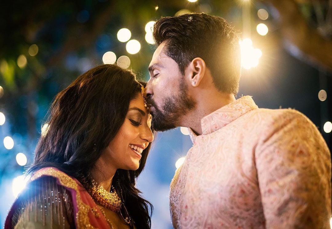 *দার্জিলিং পৌঁছে ইতিমধ্যেই বেশ কিছু ছবি ফ্যানদের সঙ্গে শেয়ার করেছেন দেবলীনা। তা এখন ঘুরছে মোবাইলে মোবাইলে। প্রবল শীতে তাঁদের ক্যাম্পফায়ার করতে দেখা গিয়েছে। ছবি: ইনস্টাগ্রাম। *দার্জিলিং পৌঁছে ইতিমধ্যেই বেশ কিছু ছবি ফ্যানদের সঙ্গে শেয়ার করেছেন দেবলীনা। তা এখন ঘুরছে মোবাইলে মোবাইলে। প্রবল শীতে তাঁদের ক্যাম্পফায়ার করতে দেখা গিয়েছে। ছবি: ইনস্টাগ্রাম।