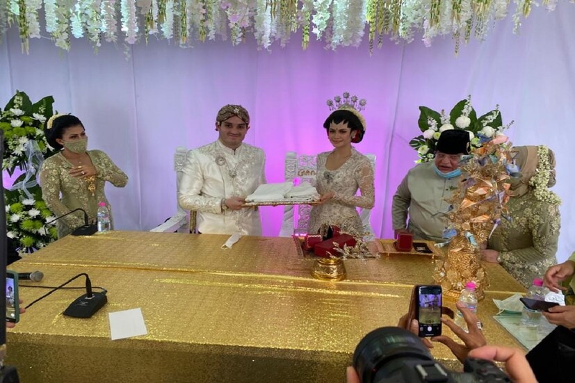 • এই করোনাকালে যেখানে বহু বিয়ে, সামাজিক অনুষ্ঠানে কাটছাট করতে হচ্ছে, অনেক বিয়েই বাতিল হয়ে যাচ্ছে, বা বিয়ে হলেও তা হচ্ছে অত্যন্ত ঘরোয়াভাবে । গুটি কয়েক বন্ধুবান্ধব বা আত্মীয়-স্বজনের উপস্থিতিতে । সেখানে এই বিয়ে বাড়ি ছিল একেবারে চমকে দেওয়ার মতো । ১০ হাজার লোক নিমন্ত্রিত ছিলেন বিয়েতে । ছবি-ফেসবুক।