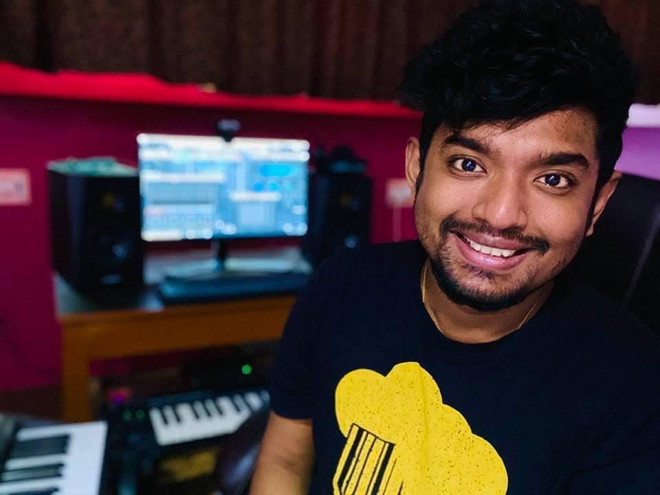 • পাত্র ইন্ডাস্ট্রিরই একজন । তবে অভিনেতা নন । তিনি গায়ক । তাঁর নাম শোভন গঙ্গোপাধ্যায় । শোভন টিভির পর্দায় যথেষ্ট পরিচিত মুখ । অনেকেই তাঁকে চেনেন । ছবি-ইনস্টাগ্রাম । • পাত্র ইন্ডাস্ট্রিরই একজন । তবে অভিনেতা নন । তিনি গায়ক । তাঁর নাম শোভন গঙ্গোপাধ্যায় । শোভন টিভির পর্দায় যথেষ্ট পরিচিত মুখ । অনেকেই তাঁকে চেনেন । ছবি-ইনস্টাগ্রাম ।