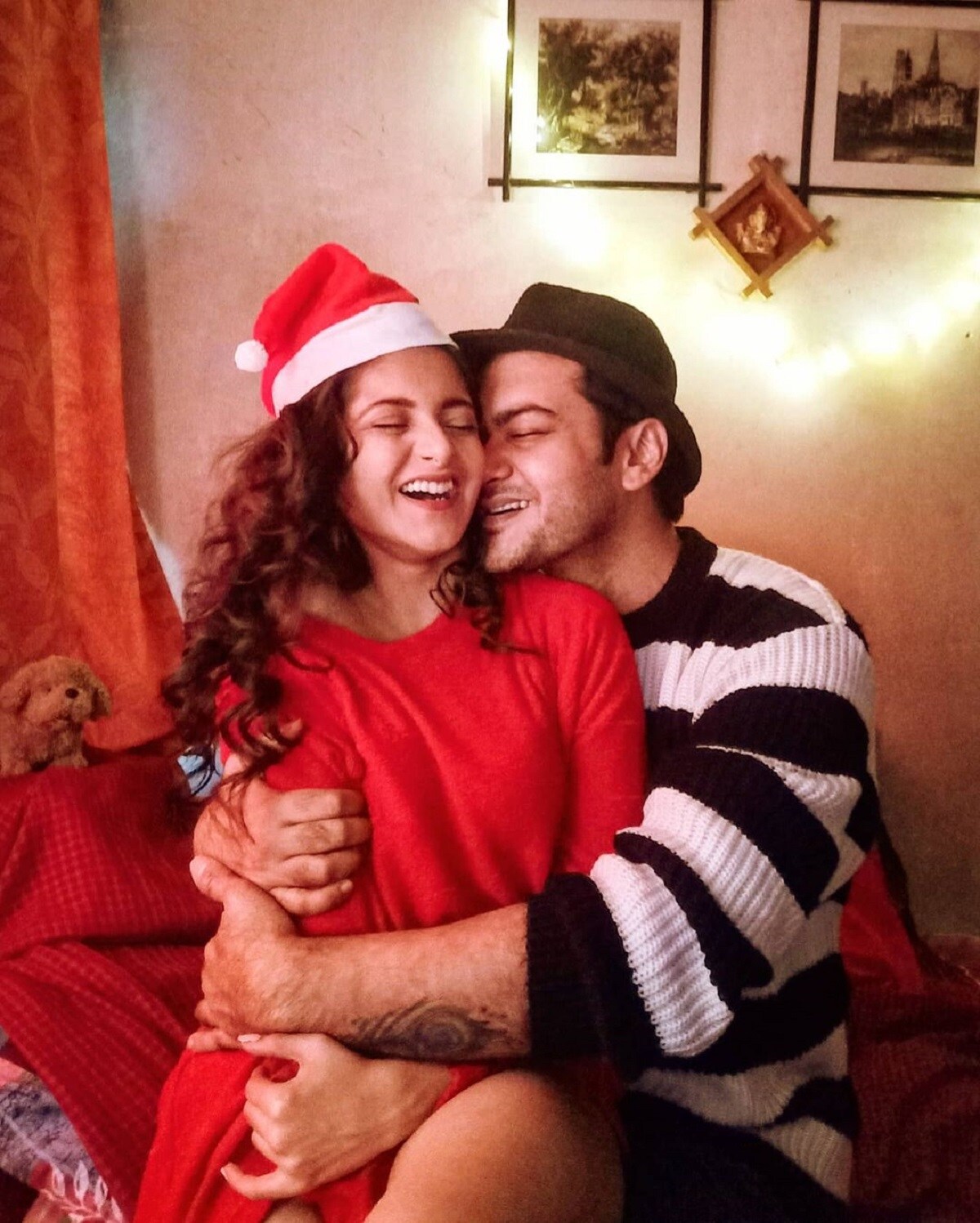 •টকটকে লাল পোশাকে অভিনেত্রী দিয়া৷ মাথায় পরেছেন সান্তা টুপি৷ অভিষেকের কোলে বসে আদরে মাখামাখি ছবি করলেন পোস্ট৷ অন্যদিকে অভিষেক পরেছেন সাদা কালো স্ট্রাইপ জামা সঙ্গে কালো টুপি৷ আলতো করে প্রেমিকার গালে ছুঁয়েছে তাঁর ঠোট! •টকটকে লাল পোশাকে অভিনেত্রী দিয়া৷ মাথায় পরেছেন সান্তা টুপি৷ অভিষেকের কোলে বসে আদরে মাখামাখি ছবি করলেন পোস্ট৷ অন্যদিকে অভিষেক পরেছেন সাদা কালো স্ট্রাইপ জামা সঙ্গে কালো টুপি৷ আলতো করে প্রেমিকার গালে ছুঁয়েছে তাঁর ঠোট!