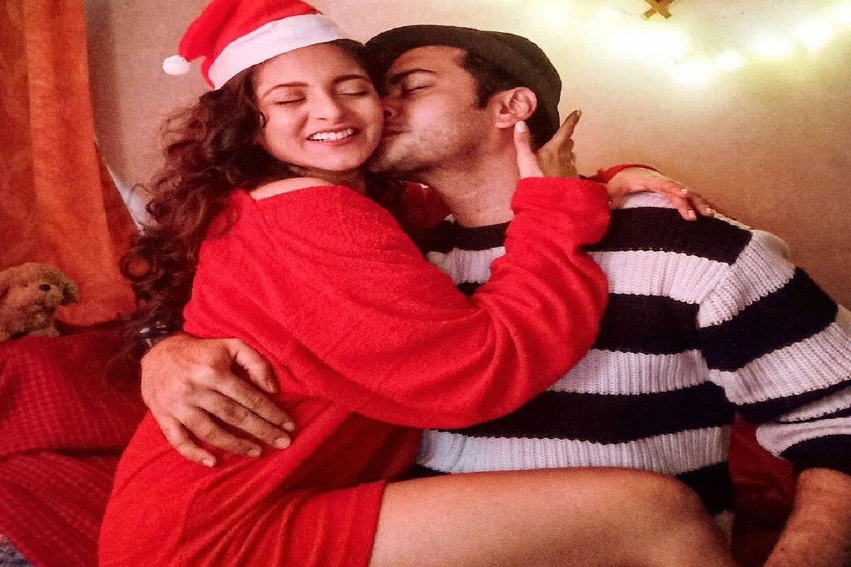 •বর্তমানে গঙ্গারামের চরিত্রে তাঁকে দেখা গেলেও, ছোটপর্দার নেতাজি হিসেবে অভিষেক খুবই জনপ্রিয়৷ নেতাজি ধারাবাহিকটি শেষ হয়ে গেলেও, নেতাজি হিসেবে এখনও অভিষেককে সকলে মনে রেখেছেন৷ অভিষেকের সঙ্গে দিয়ার প্রেম পর্ব চলছে বেশ কিছু বছর ধরে৷ টেলি পাড়ার বেশ জনপ্রিয় জুটি তাঁরা৷ আপাতত শীতের ঠান্ডায় উষ্ণতা ছড়াচ্ছেন এই যুগল৷ বড়দিনে সান্তার পোশাকে প্রমিকাকে জড়িয়ে অভিষেকের চুমু, নজর কেড়েছে সকলের৷ •বর্তমানে গঙ্গারামের চরিত্রে তাঁকে দেখা গেলেও, ছোটপর্দার নেতাজি হিসেবে অভিষেক খুবই জনপ্রিয়৷ নেতাজি ধারাবাহিকটি শেষ হয়ে গেলেও, নেতাজি হিসেবে এখনও অভিষেককে সকলে মনে রেখেছেন৷ অভিষেকের সঙ্গে দিয়ার প্রেম পর্ব চলছে বেশ কিছু বছর ধরে৷ টেলি পাড়ার বেশ জনপ্রিয় জুটি তাঁরা৷ আপাতত শীতের ঠান্ডায় উষ্ণতা ছড়াচ্ছেন এই যুগল৷ বড়দিনে সান্তার পোশাকে প্রমিকাকে জড়িয়ে অভিষেকের চুমু, নজর কেড়েছে সকলের৷