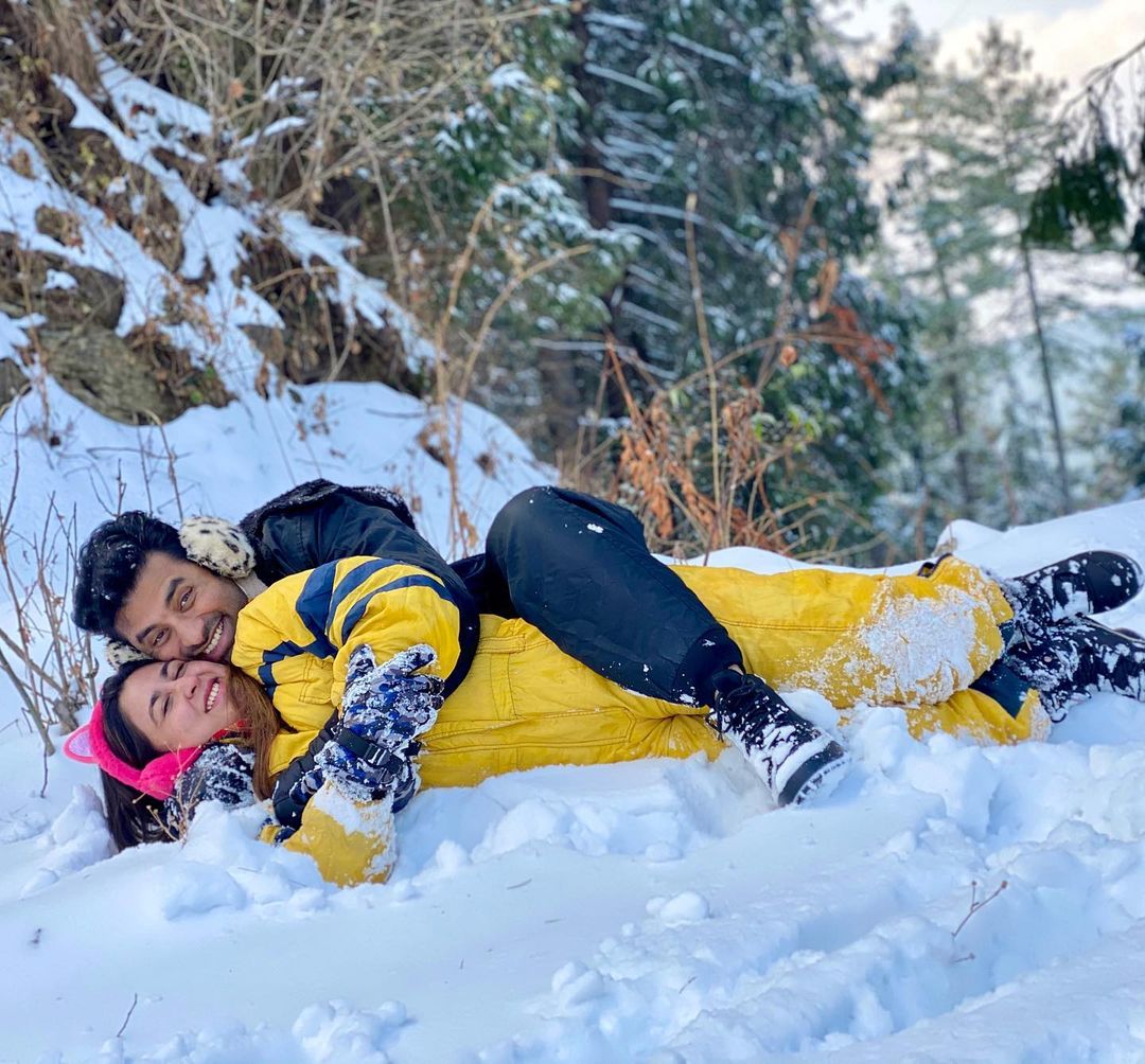 *বুধবার সকালে ঐন্দ্রিলা একটি ছবি তাঁর সোশ্যাল মিডিয়া হ্যান্ডেলে শেয়ার করেছেন। সেখানে চরম ঘনিষ্ঠ অবস্থায় দেখা গিয়েছে তাঁদের। বরফের মধ্যে আদরে সোহাগে গড়াগড়ি খাচ্ছেন দু'জনে। ক্যাপশনে ঐন্দ্রিলা লেখেন, *বুধবার সকালে ঐন্দ্রিলা একটি ছবি তাঁর সোশ্যাল মিডিয়া হ্যান্ডেলে শেয়ার করেছেন। সেখানে চরম ঘনিষ্ঠ অবস্থায় দেখা গিয়েছে তাঁদের। বরফের মধ্যে আদরে সোহাগে গড়াগড়ি খাচ্ছেন দু'জনে। ক্যাপশনে ঐন্দ্রিলা লেখেন,