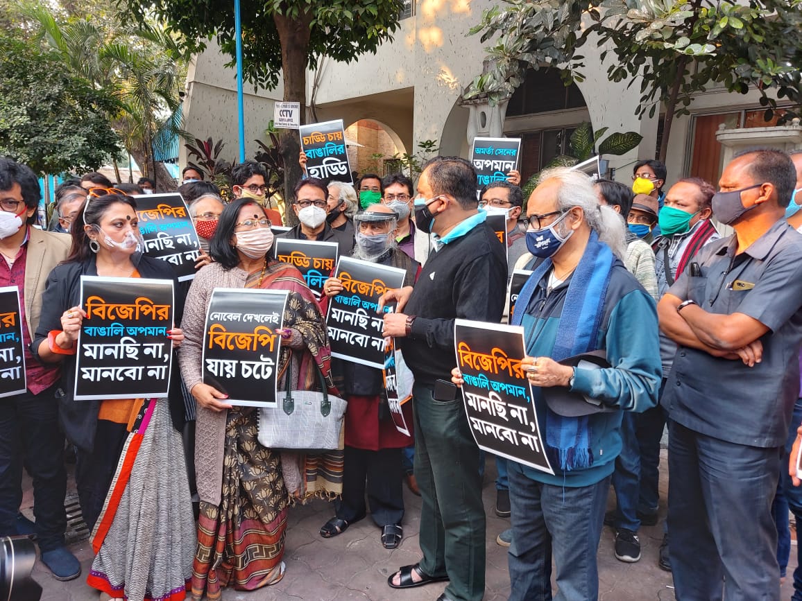 নোবেলজয়ী অর্থনীতিবিদ অমর্ত্য সেনের শান্তিনিকেতনের বাড়ি প্রতীচী র সীমানায় বিশ্বভারতীর জমিও ঢুকে গিয়েছে বলে সম্প্রতি অভিযোগ করেছেন বিশ্ববিদ্যালয় কর্তৃপক্ষ। স্বাভাবিকভাবেই তা নিয়ে শুরু হয়েছে বিতর্ক। ইতিমধ্যেই নোবেলজয়ী পক্ষে দাঁড়িয়ে বিশ্বভারতী তথা কেন্দ্রের শাসকদলের বিরুদ্ধে সরব হয়েছেন মুখ্যমন্ত্রী মমতা বন্দ্যোপাধ্যায়। অসহিষ্ণু তার বিরুদ্ধে লড়াইয়ের আহ্বান জানিয়ে ইতিমধ্যেই নোবেলজয়ী অর্থনীতিবিদ অমর্ত্য সেনকে চিঠি লিখেছেন মুখ্যমন্ত্রী মমতা বন্দ্যোপাধ্যায়। বাংলার পক্ষ থেকে নোবেলজয়ী অর্থনীতিবিদ এর কাছে তিনি ক্ষমাও চেয়েছেন। তা নিয়েই এবার সরব হয়েছেন বুদ্ধিজীবীরাও। নোবেলজয়ী অর্থনীতিবিদ অমর্ত্য সেনের শান্তিনিকেতনের বাড়ি প্রতীচী র সীমানায় বিশ্বভারতীর জমিও ঢুকে গিয়েছে বলে সম্প্রতি অভিযোগ করেছেন বিশ্ববিদ্যালয় কর্তৃপক্ষ। স্বাভাবিকভাবেই তা নিয়ে শুরু হয়েছে বিতর্ক। ইতিমধ্যেই নোবেলজয়ী পক্ষে দাঁড়িয়ে বিশ্বভারতী তথা কেন্দ্রের শাসকদলের বিরুদ্ধে সরব হয়েছেন মুখ্যমন্ত্রী মমতা বন্দ্যোপাধ্যায়। অসহিষ্ণু তার বিরুদ্ধে লড়াইয়ের আহ্বান জানিয়ে ইতিমধ্যেই নোবেলজয়ী অর্থনীতিবিদ অমর্ত্য সেনকে চিঠি লিখেছেন মুখ্যমন্ত্রী মমতা বন্দ্যোপাধ্যায়। বাংলার পক্ষ থেকে নোবেলজয়ী অর্থনীতিবিদ এর কাছে তিনি ক্ষমাও চেয়েছেন। তা নিয়েই এবার সরব হয়েছেন বুদ্ধিজীবীরাও।