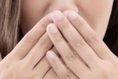 অনেক ক্ষেত্রে দেখা যাচ্ছে, করোনা থেকে সেরে ওঠার পরেও স্বাদ ও গন্ধ ফিরছে না। অন্যান্য উপসর্গগুলি কমে গেলেও এই সমস্যাটি রয়ে যাচ্ছে অনেকের মধ্যে। ফলে অনেকের স্বাভাবিক পরিমাণে খিদে কমে যাচ্ছে। মানসিক ভাবেও ভেঙে পড়ছেন অনেকে। অনেক ক্ষেত্রে দেখা যাচ্ছে, করোনা থেকে সেরে ওঠার পরেও স্বাদ ও গন্ধ ফিরছে না। অন্যান্য উপসর্গগুলি কমে গেলেও এই সমস্যাটি রয়ে যাচ্ছে অনেকের মধ্যে। ফলে অনেকের স্বাভাবিক পরিমাণে খিদে কমে যাচ্ছে। মানসিক ভাবেও ভেঙে পড়ছেন অনেকে।