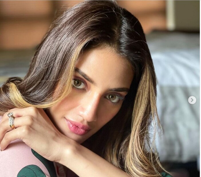 সোশ্যাল মিডিয়ায় বিশেষ করে ইনস্টাগ্রামে বেশ অ্যাক্টিভ নুসরত। এখানে মাঝে মধ্যেই নিজের বোল্ড ফটোশ্যুটের ছবি পোস্ট করেন তিনি। কয়েক দিন আগেই লাল বিকিনি পোশাকে দেখা গিয়েছিল তাঁকে। সেই ছবি পোস্ট করে তিনি লিখেছিলেন, ' আমাকে পড়ার চেষ্টা করো না, তুমি গ্র্যাজুয়েট হতে পারবে না। যদিও এটি পুরনো ছবি ছিল। photo source Instagram 