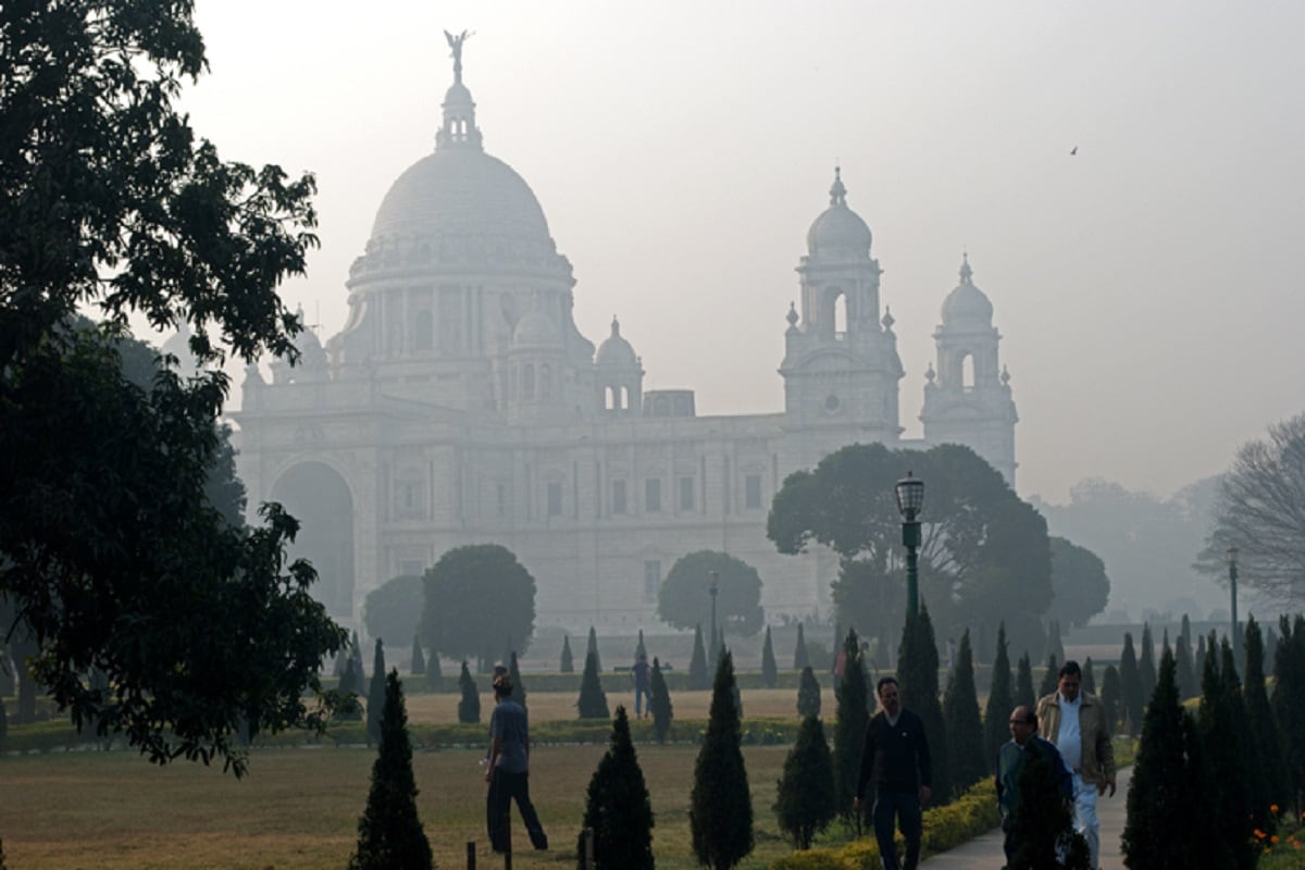 কলকাতায় আজ সকালে সামান্য কুয়াশা পরে পরিষ্কার হয় আকাশ। আজ সকালে সর্বনিম্ন তাপমাত্রা ১৩.৪ ডিগ্রি সেলসিয়াস। গতকালের থেকে সামান্য কম যা স্বাভাবিক তাপমাত্রা । গতকাল সর্বোচ্চ তাপমাত্রা ছিল ২৫.১ ডিগ্রি সেলসিয়াস। যা স্বাভাবিক। বাতাসের আপেক্ষিক আর্দ্রতার পরিমাণ ৪৩ থেকে ৯৫ শতাংশ। আপাতত বৃষ্টির কোন সম্ভাবনা নেই রাজ্যে। কলকাতায় আজ সকালে সামান্য কুয়াশা পরে পরিষ্কার হয় আকাশ। আজ সকালে সর্বনিম্ন তাপমাত্রা ১৩.৪ ডিগ্রি সেলসিয়াস। গতকালের থেকে সামান্য কম যা স্বাভাবিক তাপমাত্রা । গতকাল সর্বোচ্চ তাপমাত্রা ছিল ২৫.১ ডিগ্রি সেলসিয়াস। যা স্বাভাবিক। বাতাসের আপেক্ষিক আর্দ্রতার পরিমাণ ৪৩ থেকে ৯৫ শতাংশ। আপাতত বৃষ্টির কোন সম্ভাবনা নেই রাজ্যে।
