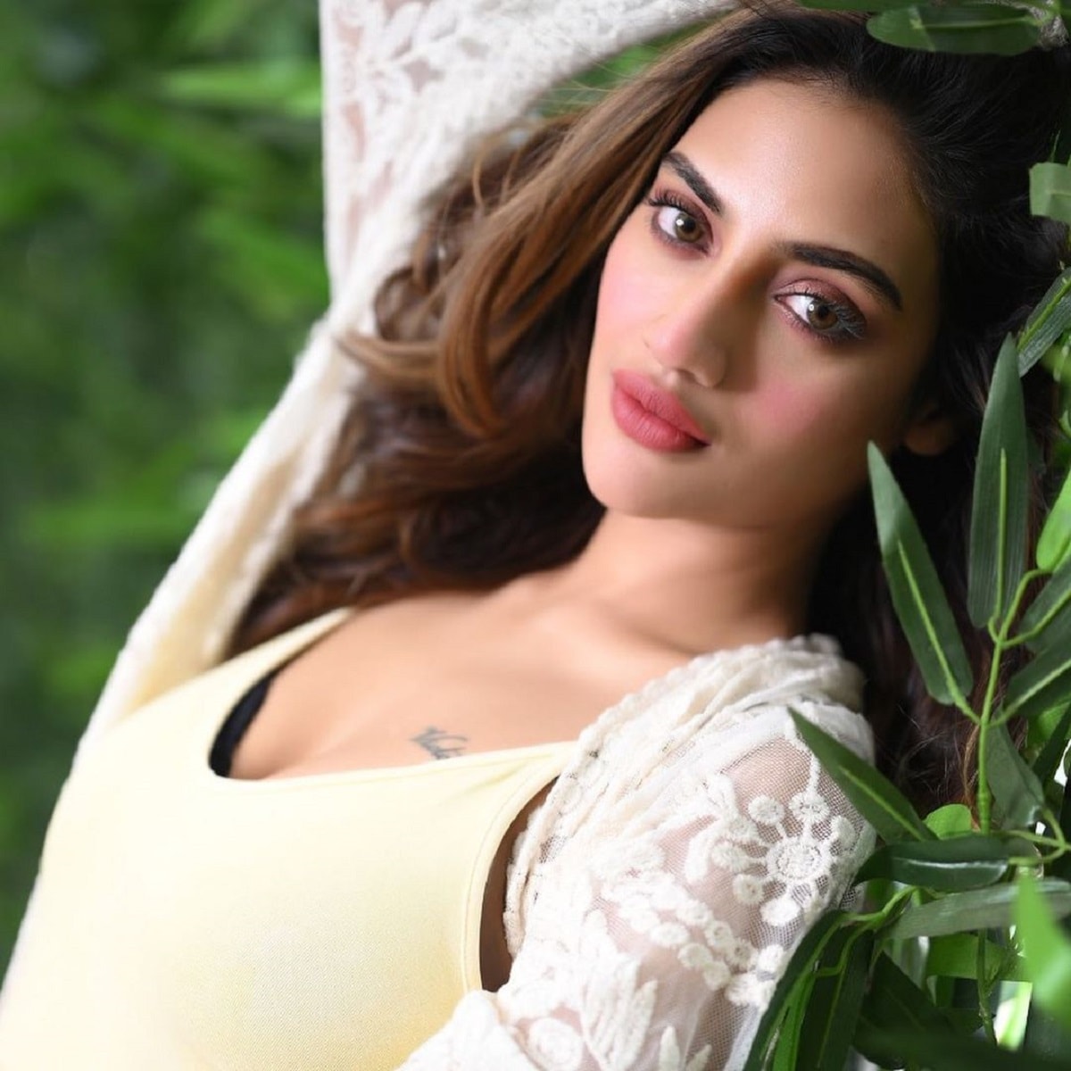 তেমনই একটি ফটোশ্যুটের ছবি শেয়ার করলেন তিনি। খোলা চুল। ট্যাং টপ, ও সাদা চিকনের কাজ করা ড্রেসে দেখা গেল তাঁকে। photo source Instagram তেমনই একটি ফটোশ্যুটের ছবি শেয়ার করলেন তিনি। খোলা চুল। ট্যাং টপ, ও সাদা চিকনের কাজ করা ড্রেসে দেখা গেল তাঁকে। photo source Instagram