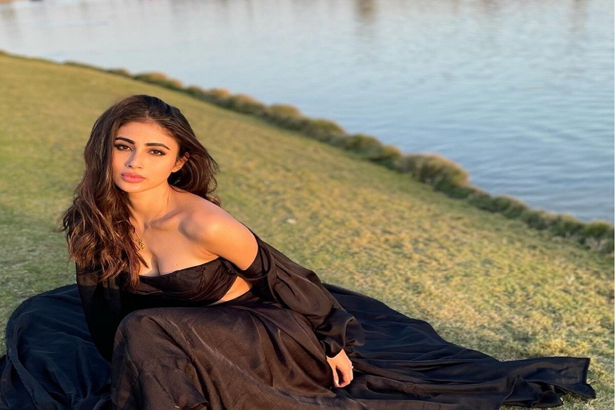 কোচবিহারের মেয়ে মৌনি রায়। বাঙালি অভিনেত্রী। কেরিয়ারের শুরু বলিউডে। কিউকি শাস ভি কভি বহু থি সিরিয়াল দিয়েই ২০০৬ সালে কেরিয়ারের শুরু।এর পর নাগিন তাঁর জনপ্রিয় সিরিয়ালের মধ্যে একটি। photo source Instagram কোচবিহারের মেয়ে মৌনি রায়। বাঙালি অভিনেত্রী। কেরিয়ারের শুরু বলিউডে। কিউকি শাস ভি কভি বহু থি সিরিয়াল দিয়েই ২০০৬ সালে কেরিয়ারের শুরু।এর পর নাগিন তাঁর জনপ্রিয় সিরিয়ালের মধ্যে একটি। photo source Instagram