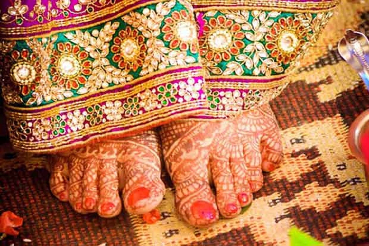 • স্থানীয় সূত্রে জানা গিয়েছে, উত্তরপ্রদেশের ফিরোজাবাদে দিন দশেক আগে বিয়ে হয়েছিল ওই দম্পতির । বিয়ের পর থেকেই শরীর খারাপ করতে শুরু করে ওই ব্যক্তির । গত ৪ ডিসেম্বর স্বামী’কে হারান নববধূ । তবে তিনি করোনায় আক্রান্ত হয়ে মারা গিয়েছেন কিনা তা অজানা । প্রতীকী চিত্র । • স্থানীয় সূত্রে জানা গিয়েছে, উত্তরপ্রদেশের ফিরোজাবাদে দিন দশেক আগে বিয়ে হয়েছিল ওই দম্পতির । বিয়ের পর থেকেই শরীর খারাপ করতে শুরু করে ওই ব্যক্তির । গত ৪ ডিসেম্বর স্বামী’কে হারান নববধূ । তবে তিনি করোনায় আক্রান্ত হয়ে মারা গিয়েছেন কিনা তা অজানা । প্রতীকী চিত্র ।