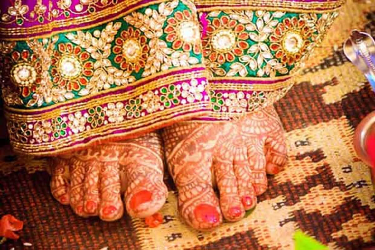 • সব কিছুই দারুণ ভাবে কেটে যায়-- যেহেতু বয়স কম থাকে, তাই অন্য কোনও রকমের চাপ তেমন থাকে না। এবং সব কিছুই ভীষণ ভালো ভাবে কাটে। হানিমুন থেকে ছুটি- সবই নির্ঝঞ্ঝাট হওয়ার সম্ভাবনা থাকে। • সব কিছুই দারুণ ভাবে কেটে যায়-- যেহেতু বয়স কম থাকে, তাই অন্য কোনও রকমের চাপ তেমন থাকে না। এবং সব কিছুই ভীষণ ভালো ভাবে কাটে। হানিমুন থেকে ছুটি- সবই নির্ঝঞ্ঝাট হওয়ার সম্ভাবনা থাকে।