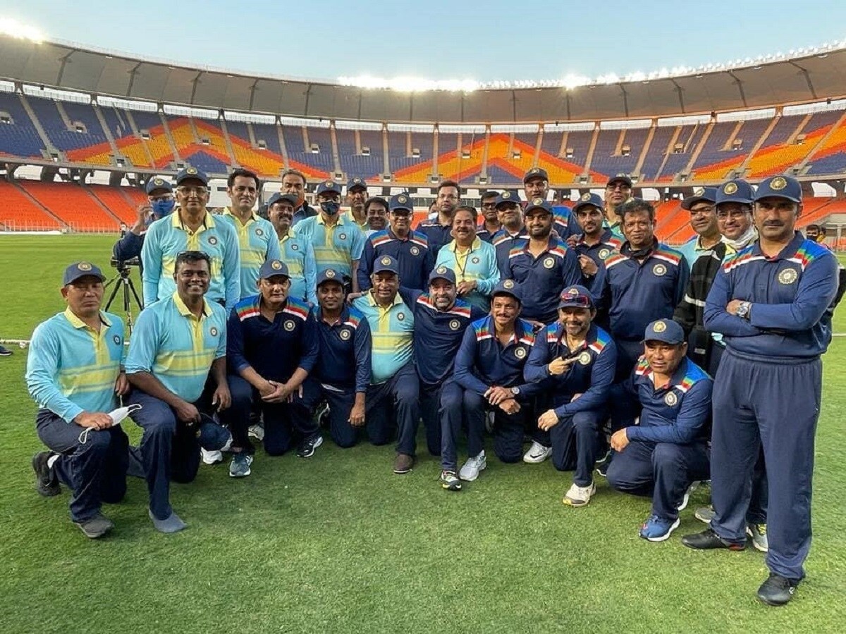 বৃহস্পতিবার বিসিসিআইয়ের বার্ষিক সাধারণ সভা আয়োজিত হতে চলেছে আহমেদাবাদে। প্রথমবার এই শহরে আয়োজিত হচ্ছে বোর্ডের বার্ষিক সভা। বোর্ডের এজিএমের আগে নবনির্মিত মোতেরা স্টেডিয়ামে বোর্ড কর্তাদের মধ্যে একটি প্রদর্শনী ম্যাচ আয়োজিত হল। গতবছর মার্কিন প্রেসিডেন্ট ডোনাল্ড ট্রাম্পের সভা আয়োজিত হয়েছিল এই মাঠে। বৃহস্পতিবার বিসিসিআইয়ের বার্ষিক সাধারণ সভা আয়োজিত হতে চলেছে আহমেদাবাদে। প্রথমবার এই শহরে আয়োজিত হচ্ছে বোর্ডের বার্ষিক সভা। বোর্ডের এজিএমের আগে নবনির্মিত মোতেরা স্টেডিয়ামে বোর্ড কর্তাদের মধ্যে একটি প্রদর্শনী ম্যাচ আয়োজিত হল। গতবছর মার্কিন প্রেসিডেন্ট ডোনাল্ড ট্রাম্পের সভা আয়োজিত হয়েছিল এই মাঠে।