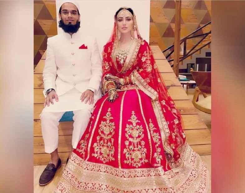 তিনি আরও বলেন, 'আমি সানাকে কাজ ছাড়তে বলিনি। এটা ওর সিদ্ধান্ত। এমনকি বোরখা পরতেও বলিনি। সেটা ও নিজের ইচ্ছাতেই পরছে। 