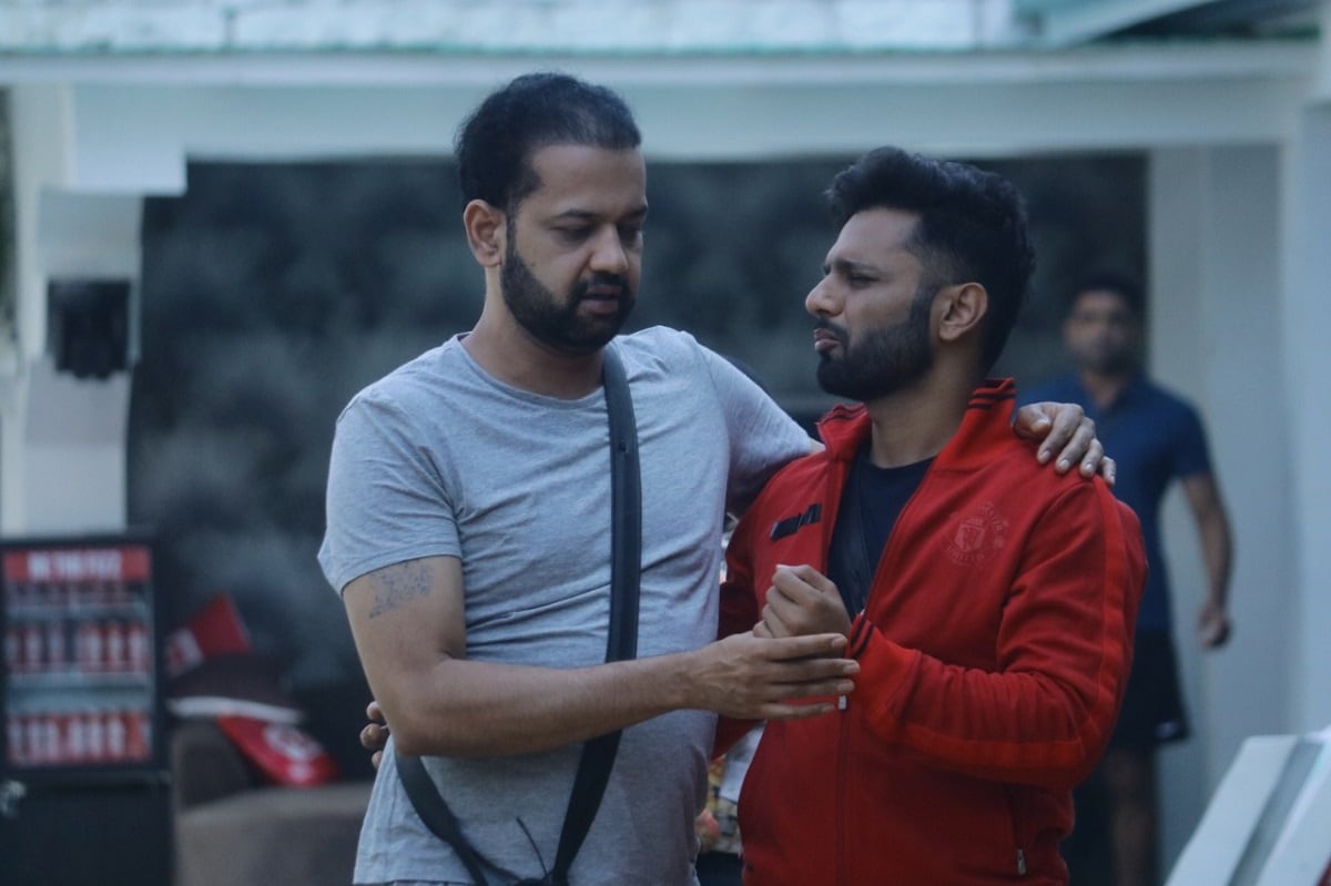 রাখি ও নিক্কির সম্পর্ক দিন-দিন আরও খারাপ হচ্ছে। এর সুযোগ নিতে চান আরশি। মন্নুকেও নিজের দলে টানতে চান আরশি। নিক্কির ব্যাপারে কু মন্তব্য করেছেন রাখি। মন্নুকে গিয়ে সে কথা বলেন আরশি। মন্নুকে এই ঘটনার প্রতিবাদ করতে বলেন তিনি। রাখি ও নিক্কির সম্পর্ক দিন-দিন আরও খারাপ হচ্ছে। এর সুযোগ নিতে চান আরশি। মন্নুকেও নিজের দলে টানতে চান আরশি। নিক্কির ব্যাপারে কু মন্তব্য করেছেন রাখি। মন্নুকে গিয়ে সে কথা বলেন আরশি। মন্নুকে এই ঘটনার প্রতিবাদ করতে বলেন তিনি।