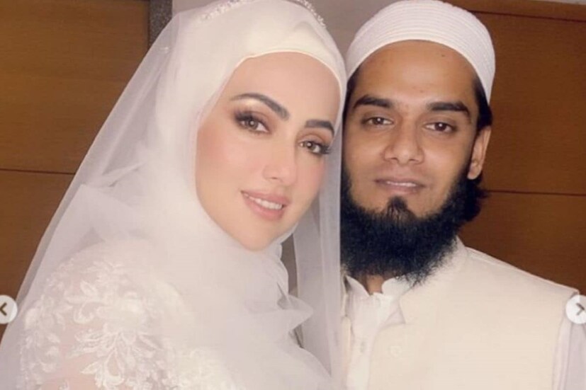 তিনি বলেছেন, 'যারা বলছেন সানা ও আমাকে মানাচ্ছে না, তাঁরা একদম ভুল। আমরা দুনিয়ার সেরা জুটি। আমরা একে অপরের জন্য তৈরি হয়েছি। আমি ভাগ্যবান যে সানাকে পেয়েছি। ওর সঙ্গে ছাড়া আমি ভালো থাকতাম না। 