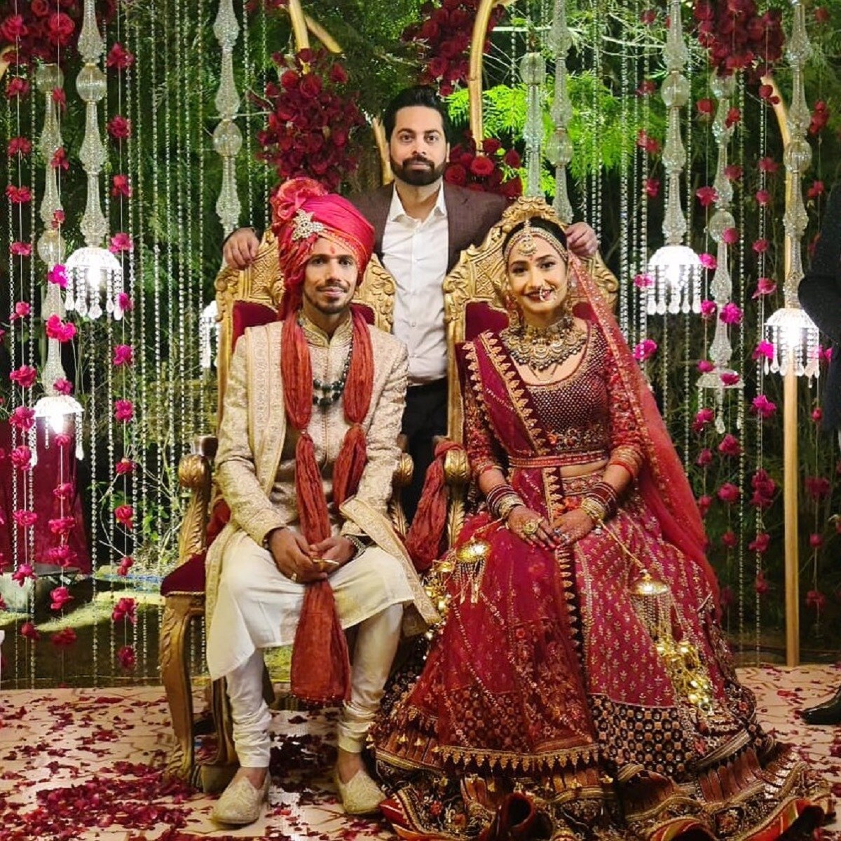ইনস্টাগ্রাম হ্যান্ডেলে চাহাল তাঁর বিয়ের ছবি শেয়ার করেছেন। সাদা শেরওয়ানি ও লাল পাগড়িতে দেখা গেল তাঁকে। মেরুন লেহেঙ্গা চোলিতে সেজেছেন ধনশ্রী। photo source Instagram ইনস্টাগ্রাম হ্যান্ডেলে চাহাল তাঁর বিয়ের ছবি শেয়ার করেছেন। সাদা শেরওয়ানি ও লাল পাগড়িতে দেখা গেল তাঁকে। মেরুন লেহেঙ্গা চোলিতে সেজেছেন ধনশ্রী। photo source Instagram