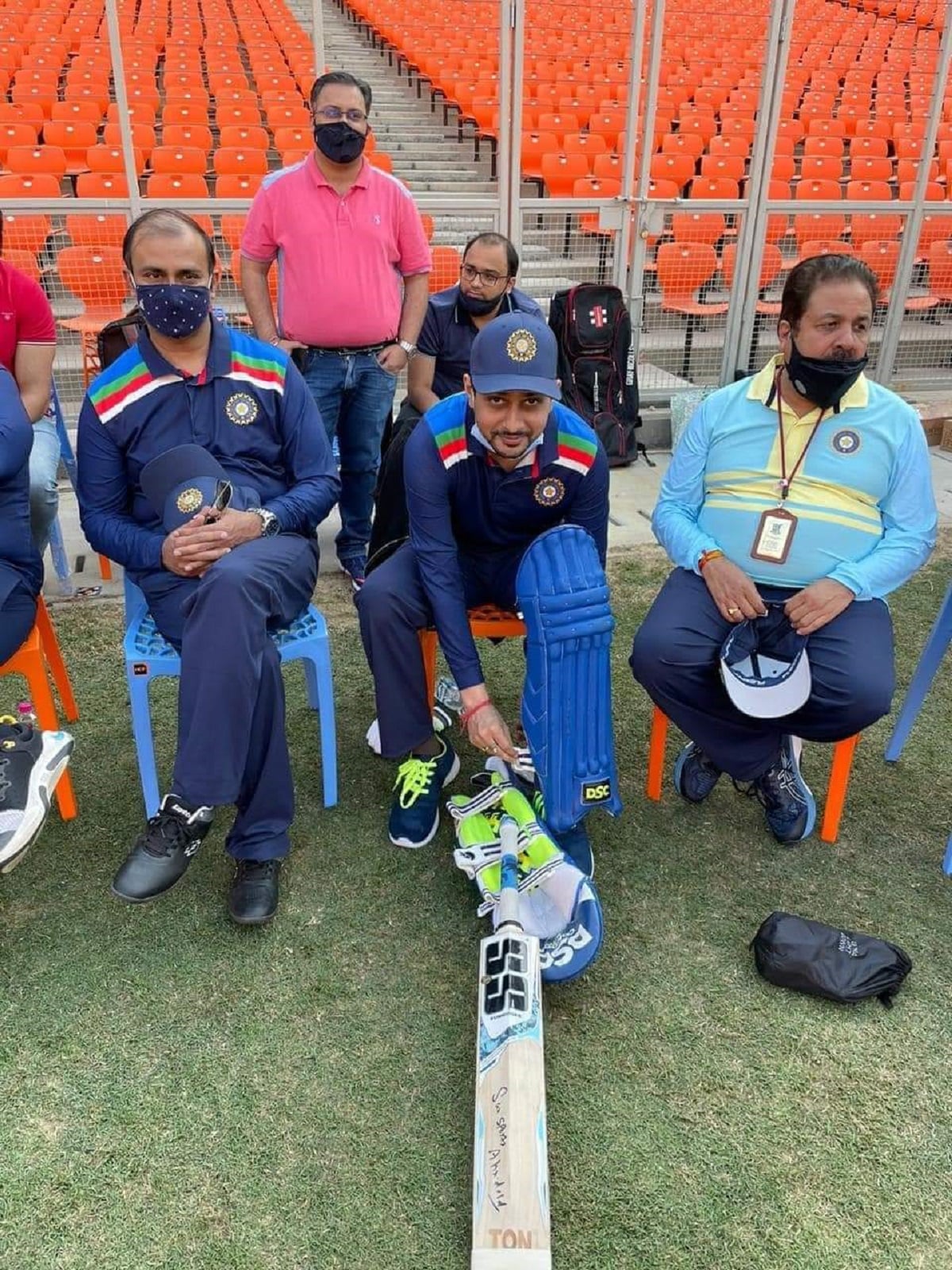 তবে এখনও পর্যন্ত কোনও ক্রিকেট ম্যাচ হয় নি। আগামী বছর ভারত-ইংল্যান্ড সিরিজ দিয়ে এই মাঠে আন্তর্জাতিক ম্যাচ শুরু হবে। তার আগে বছরের শুরুতেই রয়েছে বোর্ডের ঘরোয়া ক্রিকেটের সৈয়দ মুস্তাক আলি টি-টোয়েন্টি টুর্নামেন্টের নক আউট পর্ব। বোর্ডের বার্ষিক সভায় যোগ দেওয়ার আগে সমস্ত সদস্যদের করোনা পরীক্ষা করা হয়। রিপোর্ট নেগেটিভ হওয়ার পরই বৈঠকে যোগ দিতে পারছেন সব কর্তারা। তবে এখনও পর্যন্ত কোনও ক্রিকেট ম্যাচ হয় নি। আগামী বছর ভারত-ইংল্যান্ড সিরিজ দিয়ে এই মাঠে আন্তর্জাতিক ম্যাচ শুরু হবে। তার আগে বছরের শুরুতেই রয়েছে বোর্ডের ঘরোয়া ক্রিকেটের সৈয়দ মুস্তাক আলি টি-টোয়েন্টি টুর্নামেন্টের নক আউট পর্ব। বোর্ডের বার্ষিক সভায় যোগ দেওয়ার আগে সমস্ত সদস্যদের করোনা পরীক্ষা করা হয়। রিপোর্ট নেগেটিভ হওয়ার পরই বৈঠকে যোগ দিতে পারছেন সব কর্তারা।