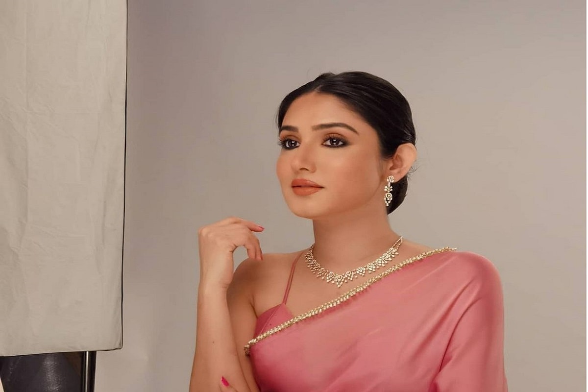 বলিউডের জনপ্রিয় অভিনেত্রী ডোনাল বিস্ত। ডোনাল ছোট পর্দাতেই অভিনয় করছেন বেশ কয়েক বছর ধরে। মডেলিংয়েও বেশ জনপ্রিয় তিনি। দিল তো বাচ্চা হ্যায় জি ও লাল ইশক ধারাবাহিকে তাঁর অভিনয় মন কেড়েছে সকলের। photo source Instagram বলিউডের জনপ্রিয় অভিনেত্রী ডোনাল বিস্ত। ডোনাল ছোট পর্দাতেই অভিনয় করছেন বেশ কয়েক বছর ধরে। মডেলিংয়েও বেশ জনপ্রিয় তিনি। দিল তো বাচ্চা হ্যায় জি ও লাল ইশক ধারাবাহিকে তাঁর অভিনয় মন কেড়েছে সকলের। photo source Instagram