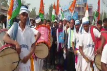 ঢাক বাজিয়ে বর্ণাঢ্য বঙ্গধ্বনি যাত্রা মালদহে, দলত্যাগীদের বেইমান বললেন মৌসম ঢাক বাজিয়ে বর্ণাঢ্য বঙ্গধ্বনি যাত্রা মালদহে, দলত্যাগীদের বেইমান বললেন মৌসম
