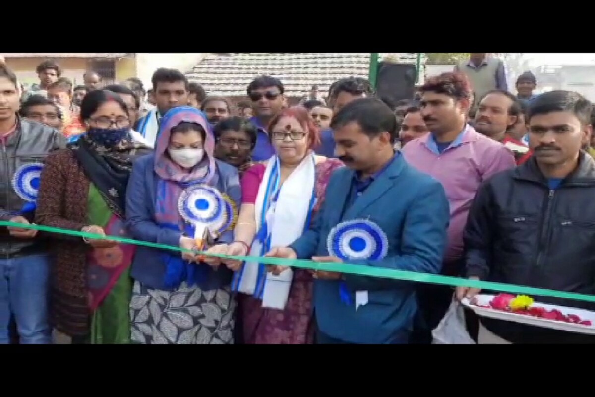 মানিকচক বিধানসভা এলাকার অন্তর্গত এই রাস্তাগুলির কাজের অনুষ্ঠানে উপস্থিত ছিলেন জেলা সভাধিপতি গৌরচন্দ্র মন্ডল, জেলাশাসক রাজর্ষি মিত্র ,রাজ্যসভার সাংসদ মৌসম বেনজির নূর, প্রাক্তন মন্ত্রী সাবিত্রী মিত্র প্রমূখ। বহু প্রতীক্ষিত রাস্তাগুলির কাজের সূচনা হওয়ায় খুশি স্থানীয় বাসিন্দারা। মানিকচক বিধানসভা এলাকার অন্তর্গত এই রাস্তাগুলির কাজের অনুষ্ঠানে উপস্থিত ছিলেন জেলা সভাধিপতি গৌরচন্দ্র মন্ডল, জেলাশাসক রাজর্ষি মিত্র ,রাজ্যসভার সাংসদ মৌসম বেনজির নূর, প্রাক্তন মন্ত্রী সাবিত্রী মিত্র প্রমূখ। বহু প্রতীক্ষিত রাস্তাগুলির কাজের সূচনা হওয়ায় খুশি স্থানীয় বাসিন্দারা।