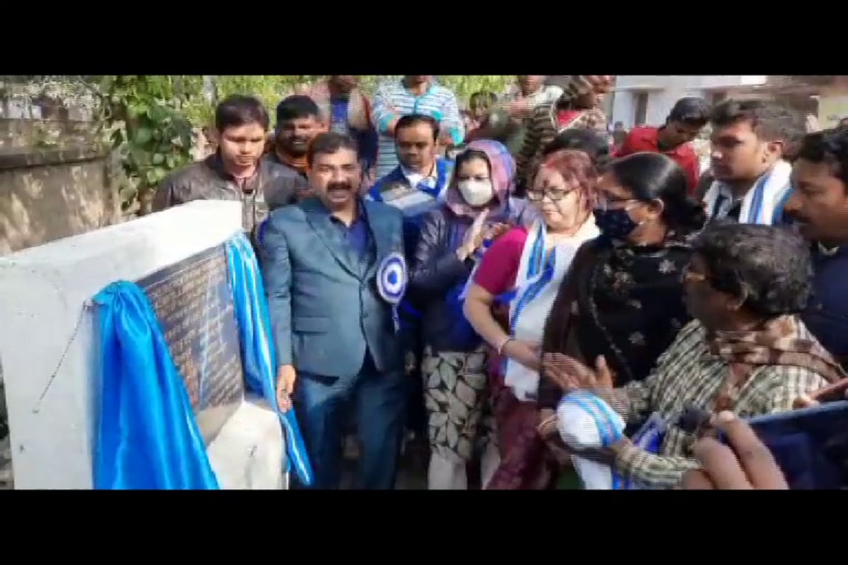 মঙ্গলবার মালদহের মানিকচকে যে রাস্তাগুলির কাজের সূচনা হলো তারমধ্যে প্রথম রাস্তা তৈরি হবে মিল্কি অঞ্চলের বুধিয়া মোড় থেকে ইমামনগর হয়ে শোভানগর পর্যন্ত। এইরাস্তার জন্য খরচ ধরা হয়েছে ১০ কোটি ৮১ লক্ষ টাকা।দ্বিতীয় রাস্তা তৈরি হবে মানিকচক বাজার এলাকা থেকে মোমিনটোলা পর্যন্ত। এরজন্য ব্যয় বরাদ্দ হয়েছে তিন কোটি ৫২ লক্ষ টাকা। মঙ্গলবার মালদহের মানিকচকে যে রাস্তাগুলির কাজের সূচনা হলো তারমধ্যে প্রথম রাস্তা তৈরি হবে মিল্কি অঞ্চলের বুধিয়া মোড় থেকে ইমামনগর হয়ে শোভানগর পর্যন্ত। এইরাস্তার জন্য খরচ ধরা হয়েছে ১০ কোটি ৮১ লক্ষ টাকা।দ্বিতীয় রাস্তা তৈরি হবে মানিকচক বাজার এলাকা থেকে মোমিনটোলা পর্যন্ত। এরজন্য ব্যয় বরাদ্দ হয়েছে তিন কোটি ৫২ লক্ষ টাকা।