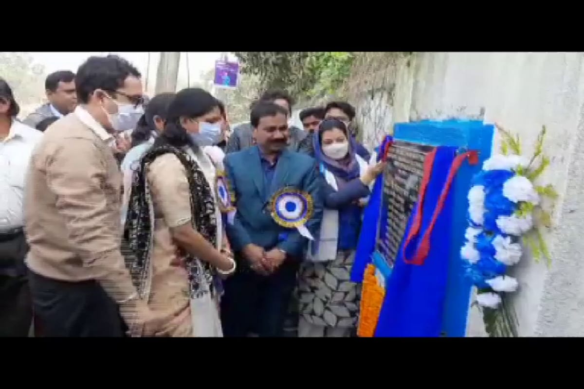 #মালদহ: বাংলা সড়ক যোজনায় মালদহে একসঙ্গে ৪০ কিলোমিটার রাস্তা তৈরির কাজের সূচনা হলো মঙ্গলবার। চারটি নতুন রাস্তা তৈরির জন্য খরচ হবে ৩২ কোটি টাকা। শোভানগর, মিল্কি, মোমিনটোলা, সাহেবনগর প্রভৃতি এলাকায় নতুন রাস্তা গুলি তৈরি হওয়ার ফলে গ্রামীণ যোগাযোগ ব্যবস্থার বিশেষ সুবিধা হবে। #মালদহ: বাংলা সড়ক যোজনায় মালদহে একসঙ্গে ৪০ কিলোমিটার রাস্তা তৈরির কাজের সূচনা হলো মঙ্গলবার। চারটি নতুন রাস্তা তৈরির জন্য খরচ হবে ৩২ কোটি টাকা। শোভানগর, মিল্কি, মোমিনটোলা, সাহেবনগর প্রভৃতি এলাকায় নতুন রাস্তা গুলি তৈরি হওয়ার ফলে গ্রামীণ যোগাযোগ ব্যবস্থার বিশেষ সুবিধা হবে।