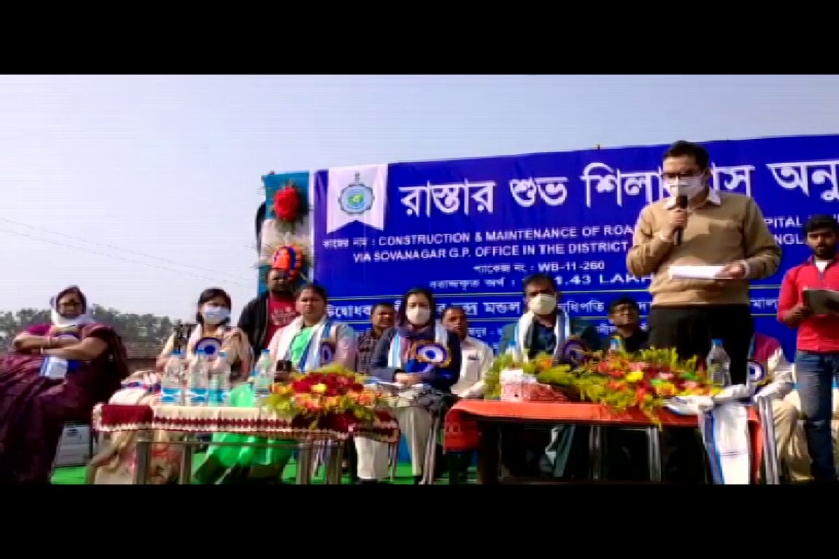 মানিকচকের সাহেবনগর এলাকায় আনুষ্ঠানিকভাবে এ এই রাস্তার কাজের শুভ সূচনা হয়।নতুন রাস্তাগুলির কাজের সূচনা পর্বে যোগ দিয়ে মালদহের জেলাশাসক রাজর্ষি মিত্র বলেন, বিগত দিনে কিছু সমস্যার জন্য এই রাস্তাগুলির কাজ শেষ করা যায়নি। নতুন এজেন্সি নিয়োগ করে এই রাস্তাগুলির কাজ দ্রুততার সঙ্গে কাজ শেষ করা হবে। প্রতিটি রাস্তায় হবে উন্নত মানের। দায়িত্বপ্রাপ্ত এজেন্সিকে সব ধরনের সহযোগিতা করবে প্রশাসন। স্থানীয় বাসিন্দাদের কাছেও রাস্তার কাজের প্রয়োজনীয় সহযোগিতা করার আবেদন জানান জেলাশাসক। Input- Sebak DebSarma মানিকচকের সাহেবনগর এলাকায় আনুষ্ঠানিকভাবে এ এই রাস্তার কাজের শুভ সূচনা হয়।নতুন রাস্তাগুলির কাজের সূচনা পর্বে যোগ দিয়ে মালদহের জেলাশাসক রাজর্ষি মিত্র বলেন, বিগত দিনে কিছু সমস্যার জন্য এই রাস্তাগুলির কাজ শেষ করা যায়নি। নতুন এজেন্সি নিয়োগ করে এই রাস্তাগুলির কাজ দ্রুততার সঙ্গে কাজ শেষ করা হবে। প্রতিটি রাস্তায় হবে উন্নত মানের। দায়িত্বপ্রাপ্ত এজেন্সিকে সব ধরনের সহযোগিতা করবে প্রশাসন। স্থানীয় বাসিন্দাদের কাছেও রাস্তার কাজের প্রয়োজনীয় সহযোগিতা করার আবেদন জানান জেলাশাসক। Input- Sebak DebSarma