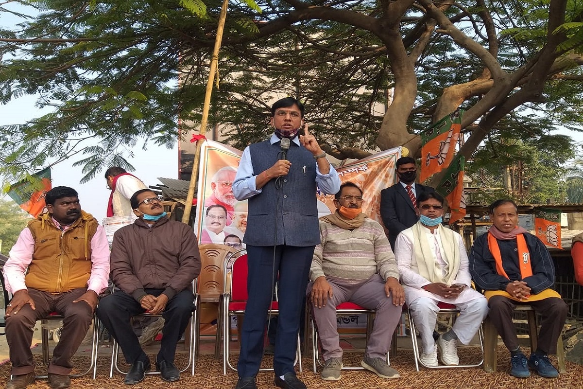  ‘তাজপুরে গভীর সমুদ্র বন্দর তৈরীর জন্য রাজ্য সরকার যে ধরনের সহযোগিতার চাইবে কেন্দ্র তা করতে তৈরি। আমরা আগেও বলেছি তাজপুরের কেন্দ্র বড় সমুদ্র বন্দর করতে চাই। রাজ্য "ইকুইটি" নিতে চাইলে তা দিতেও আমরা তৈরি। আর রাজ্য বন্দর তৈরি করলে কেন্দ্রীয় সরকার যে ধরনের সহযোগিতা দরকার তা করবে।’- শনিবার মালদহে এই মন্তব্য কেন্দ্রীয় জাহাজ, বন্দর, জলপথ পরিবহন, সার ও রসায়ন বিভাগের ভারপ্রাপ্ত মন্ত্রী মনসুখ মান্ডব্যের।