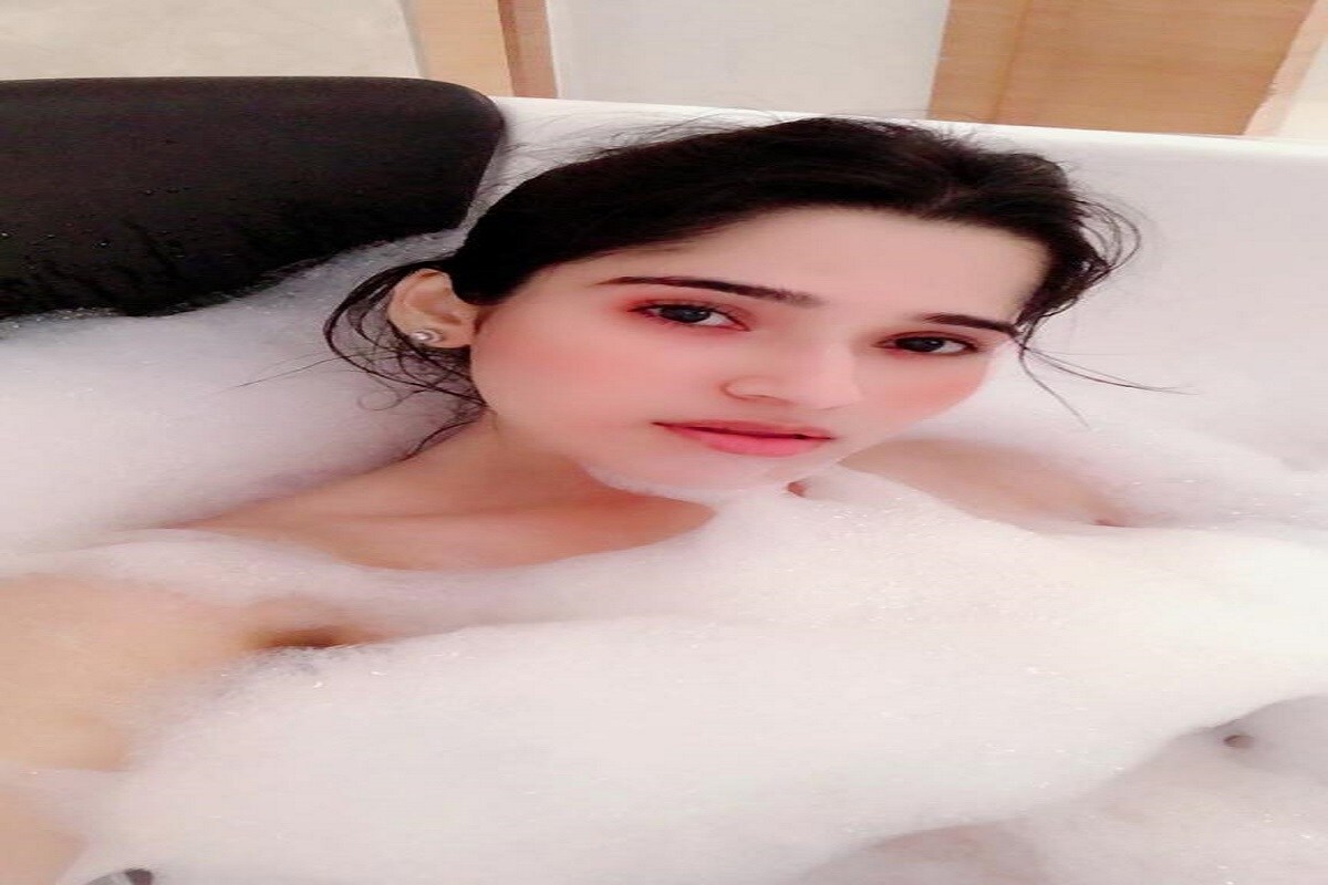 পূজারিণীর কথায়, 'শীতকালে আমরা, সব কিছু ভুলে আনন্দ উৎসবে মেতে উঠি। কিন্তু এই সময় ত্বকের যত্ন নেওয়া ভীষণ প্রয়োজন।' এই সময় ত্বক খুব শুকিয়ে যায়, পা ফাঁটে, ঠোঁট ফাঁটে। তাই দুর্গা পূজার পর থেকেই ত্বকের যত্ন শুরু করে দেন নায়িকা। Photo- File পূজারিণীর কথায়, 'শীতকালে আমরা, সব কিছু ভুলে আনন্দ উৎসবে মেতে উঠি। কিন্তু এই সময় ত্বকের যত্ন নেওয়া ভীষণ প্রয়োজন।' এই সময় ত্বক খুব শুকিয়ে যায়, পা ফাঁটে, ঠোঁট ফাঁটে। তাই দুর্গা পূজার পর থেকেই ত্বকের যত্ন শুরু করে দেন নায়িকা। Photo- File
